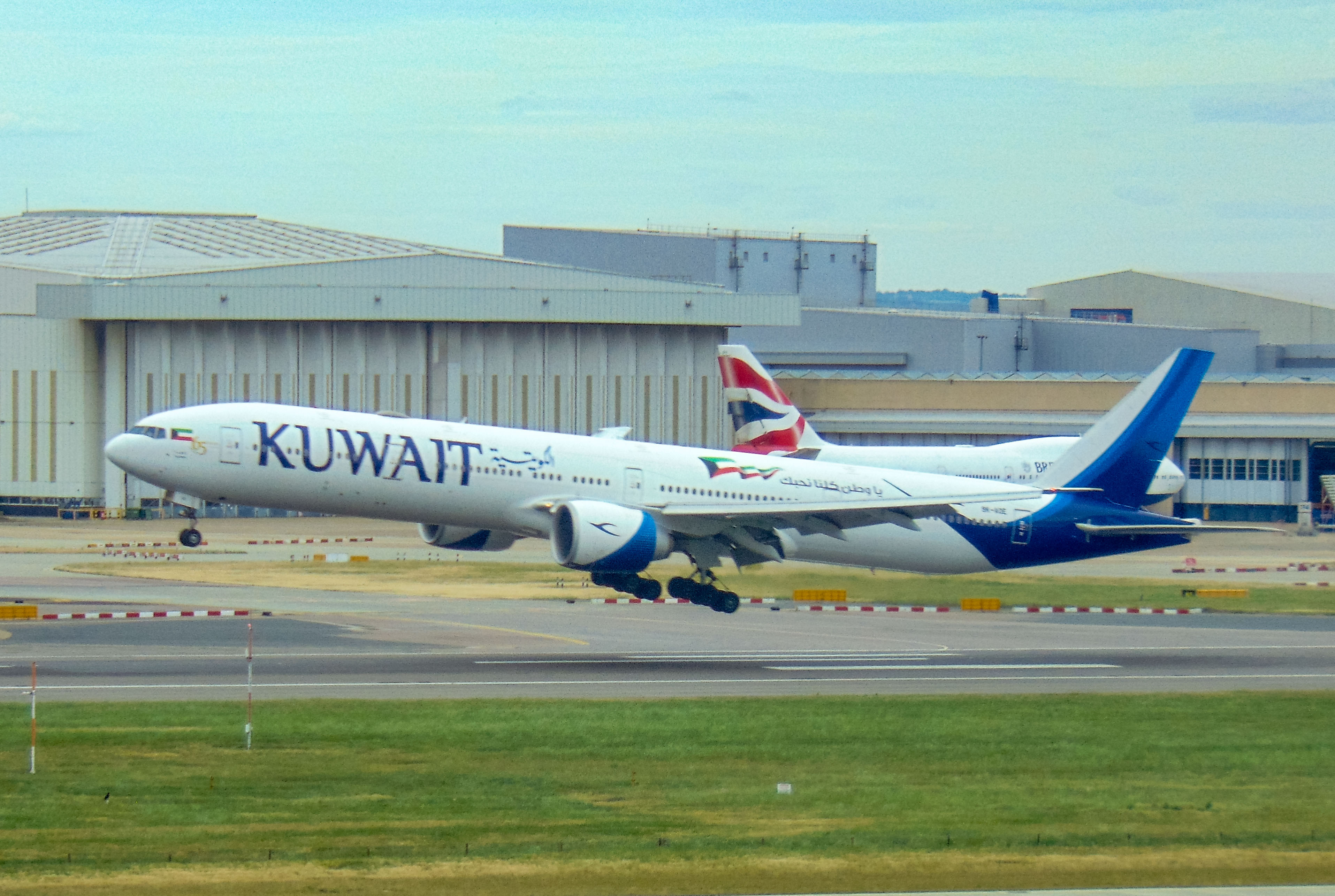 9K-AOE/9KAOE Kuwait Airways Boeing 777 Airframe Information - AVSpotters.com