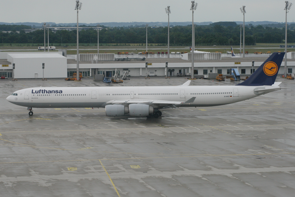D-AIHT/DAIHT Lufthansa Airbus A340 Airframe Information - AVSpotters.com