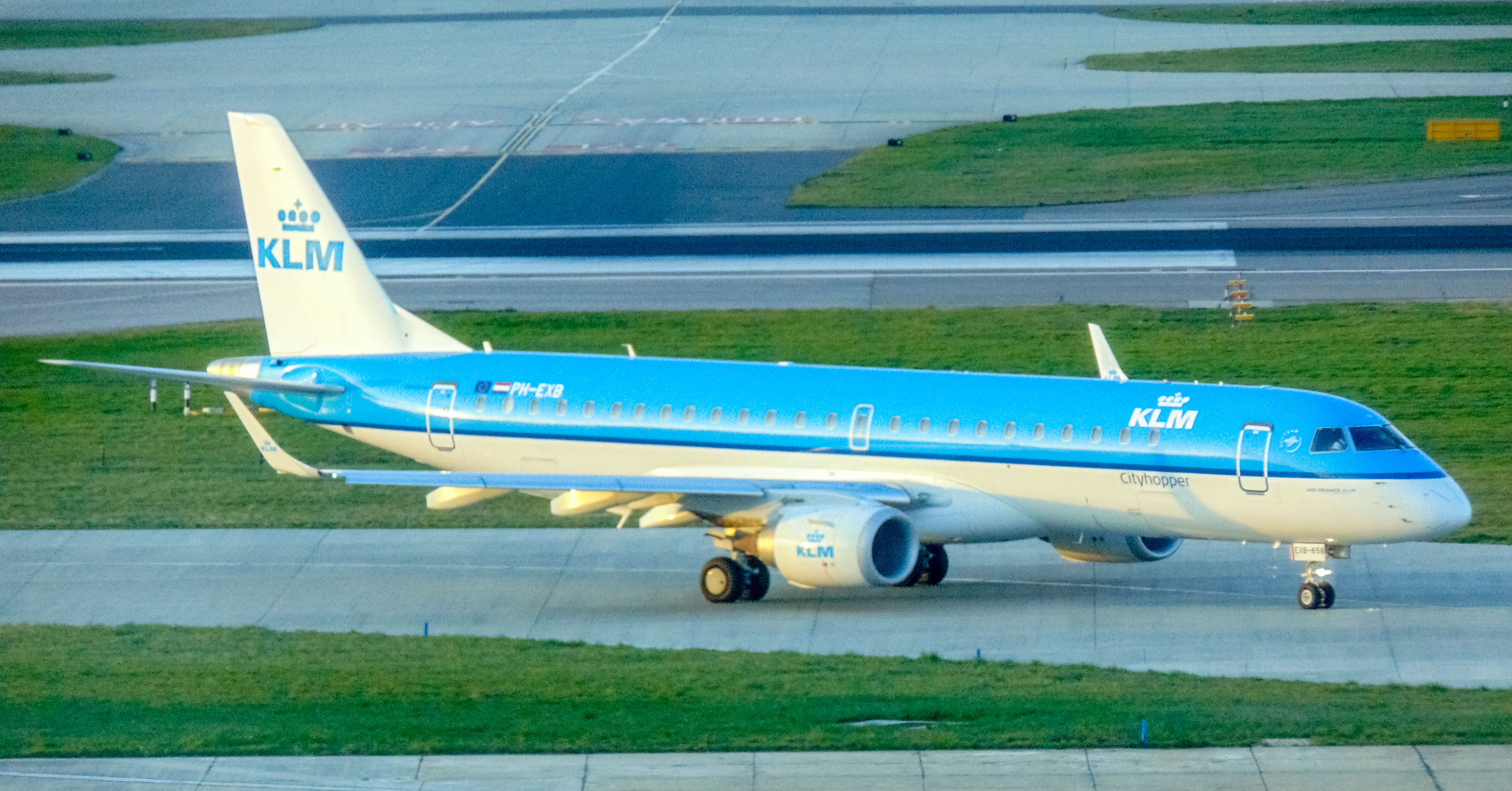 PH-EXB/PHEXB KLM Cityhopper Embraer ERJ-190STD Photo by AV8 Photos - AVSpotters.com