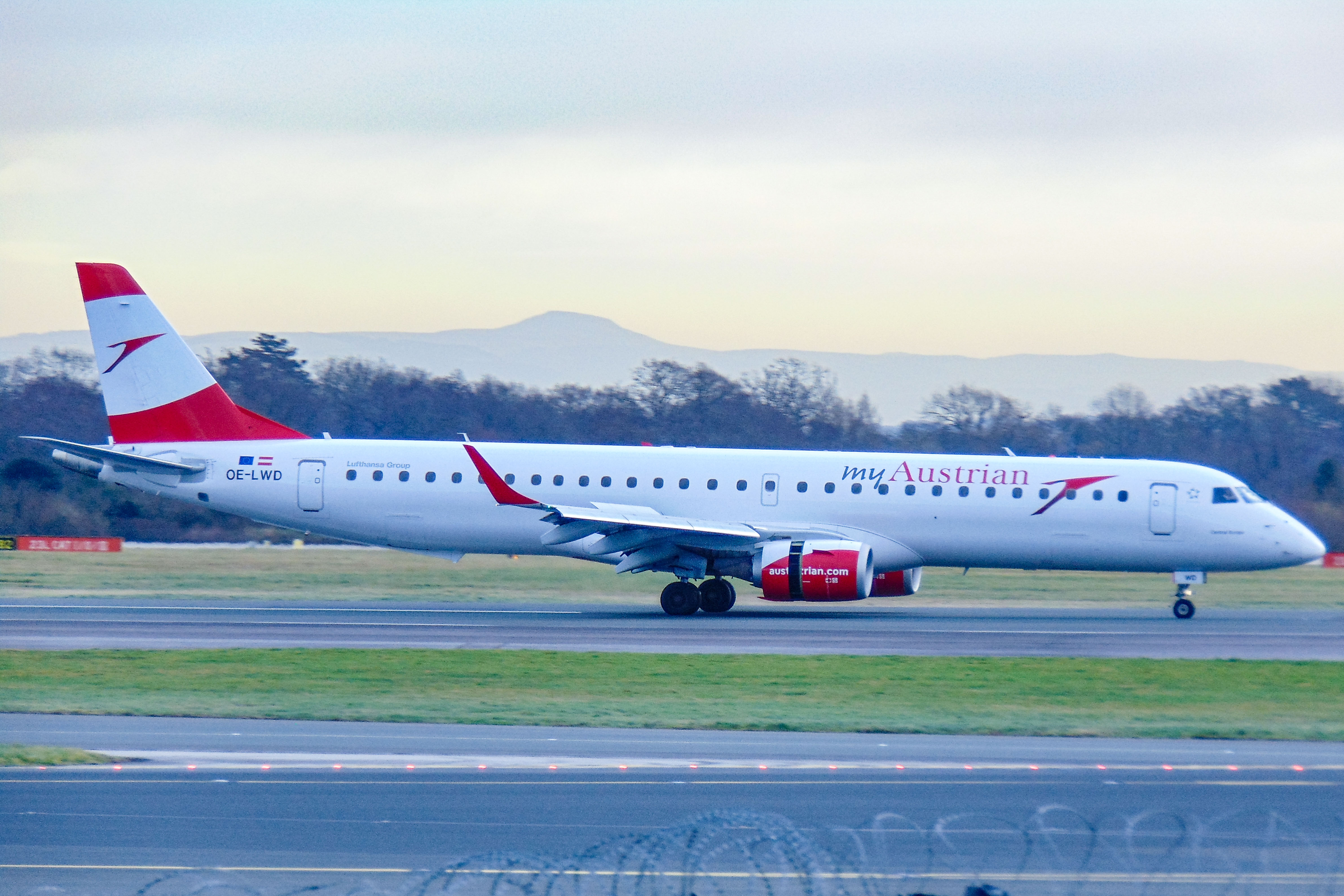 OE-LWD/OELWD Austrian Airlines Embraer ERJ-195 Airframe Information - AVSpotters.com