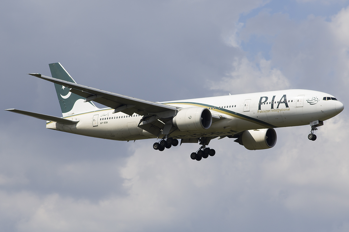 AP-BGK/APBGK Pakistan International Airlines Boeing 777 Airframe Information - AVSpotters.com