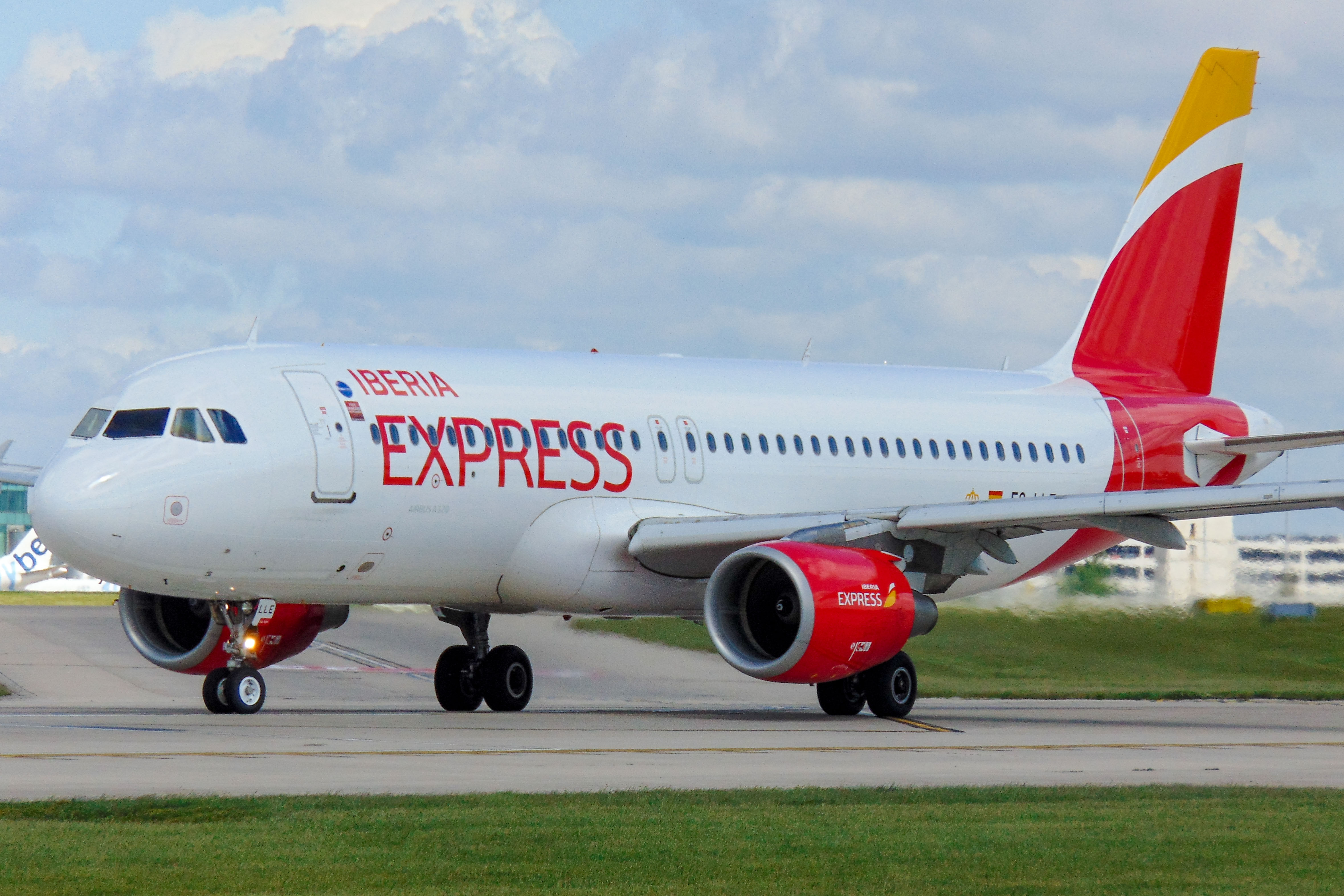 EC-LLE/ECLLE Iberia Express Airbus A320-214 Photo by AV8 Photos - AVSpotters.com
