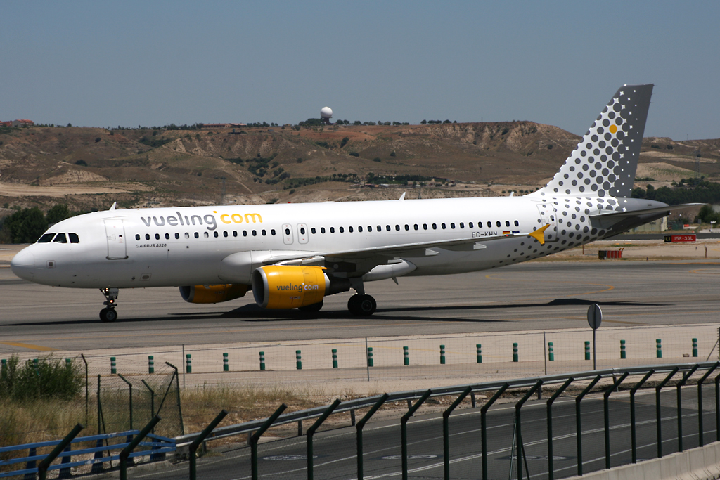 EC-KHN/ECKHN Vueling Airlines Airbus A320-216 Photo by JLRAviation - AVSpotters.com