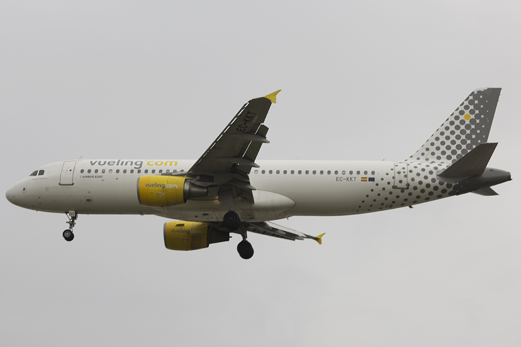 EC-KKT/ECKKT Vueling Airlines Airbus A320-214 Photo by JLRAviation - AVSpotters.com