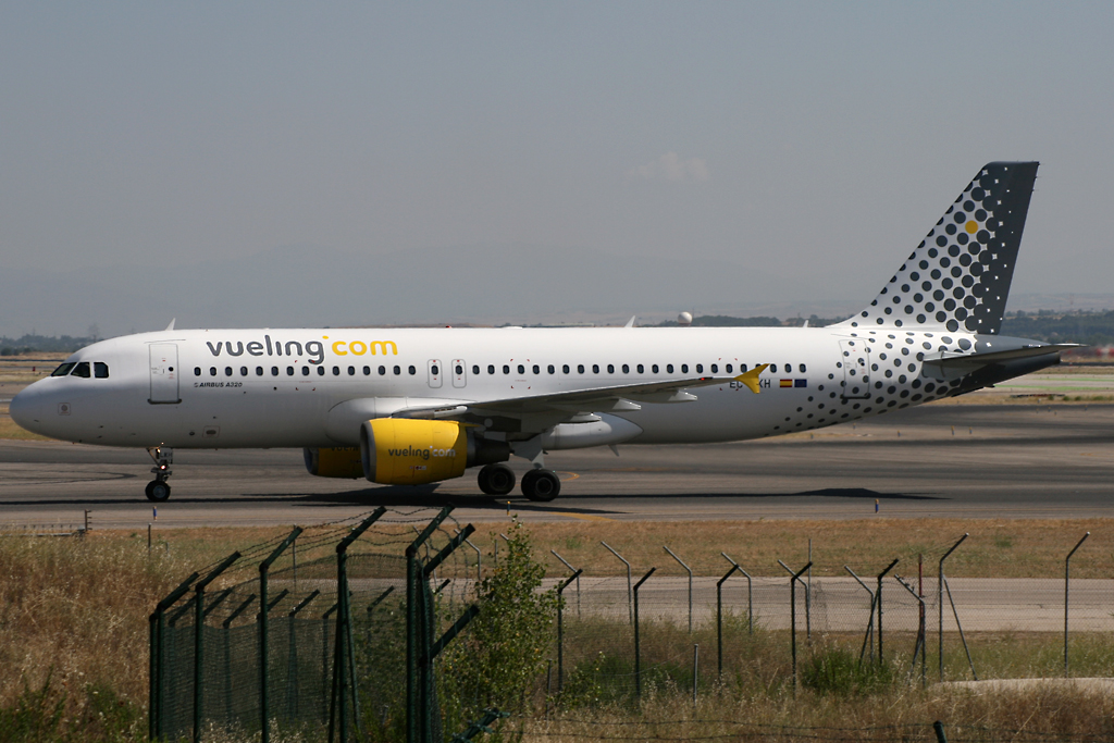 EC-LKH/ECLKH Vueling Airlines Airbus A320-214 Photo by JLRAviation - AVSpotters.com