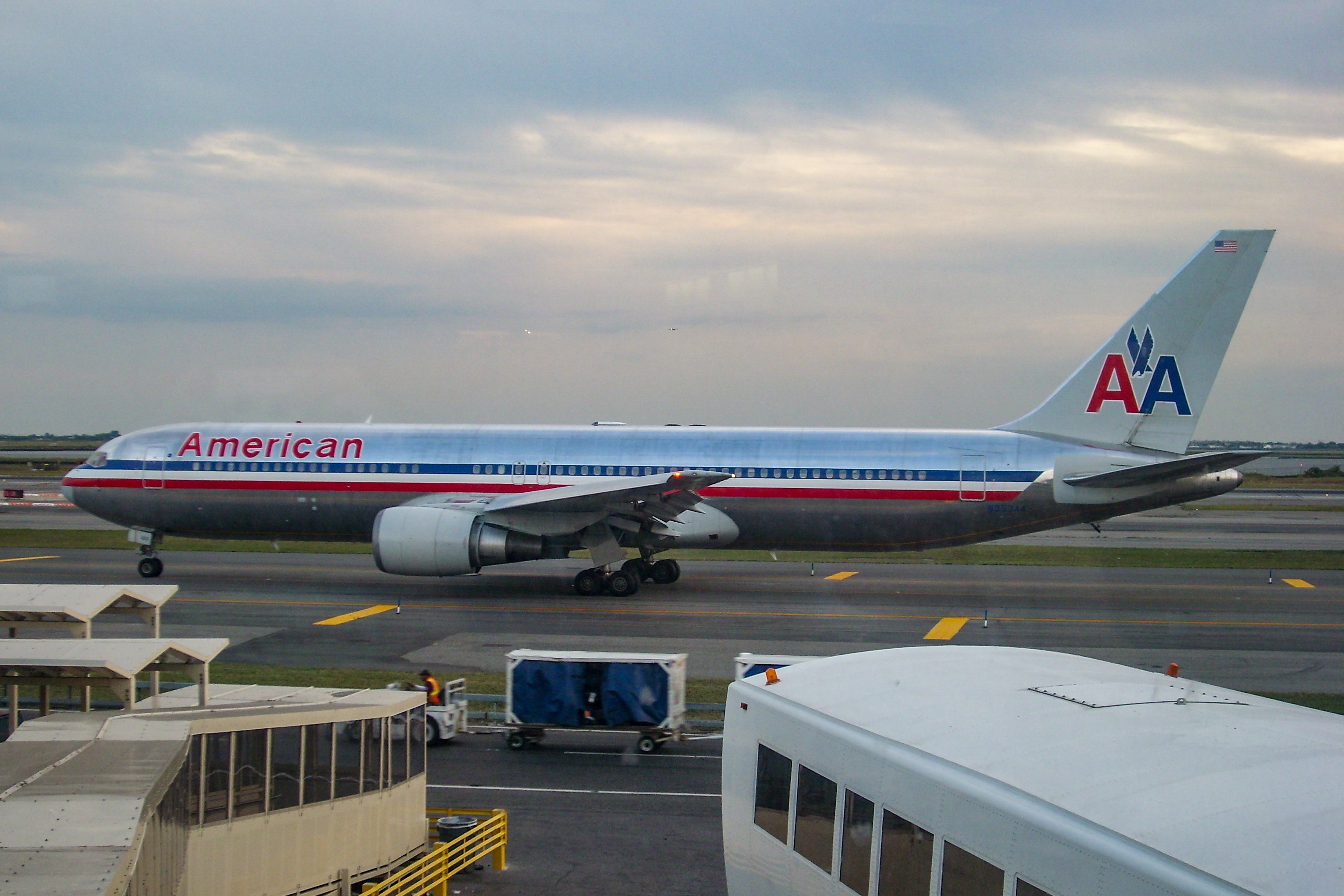 N353AA/N353AA American Airlines Boeing 767 Airframe Information - AVSpotters.com