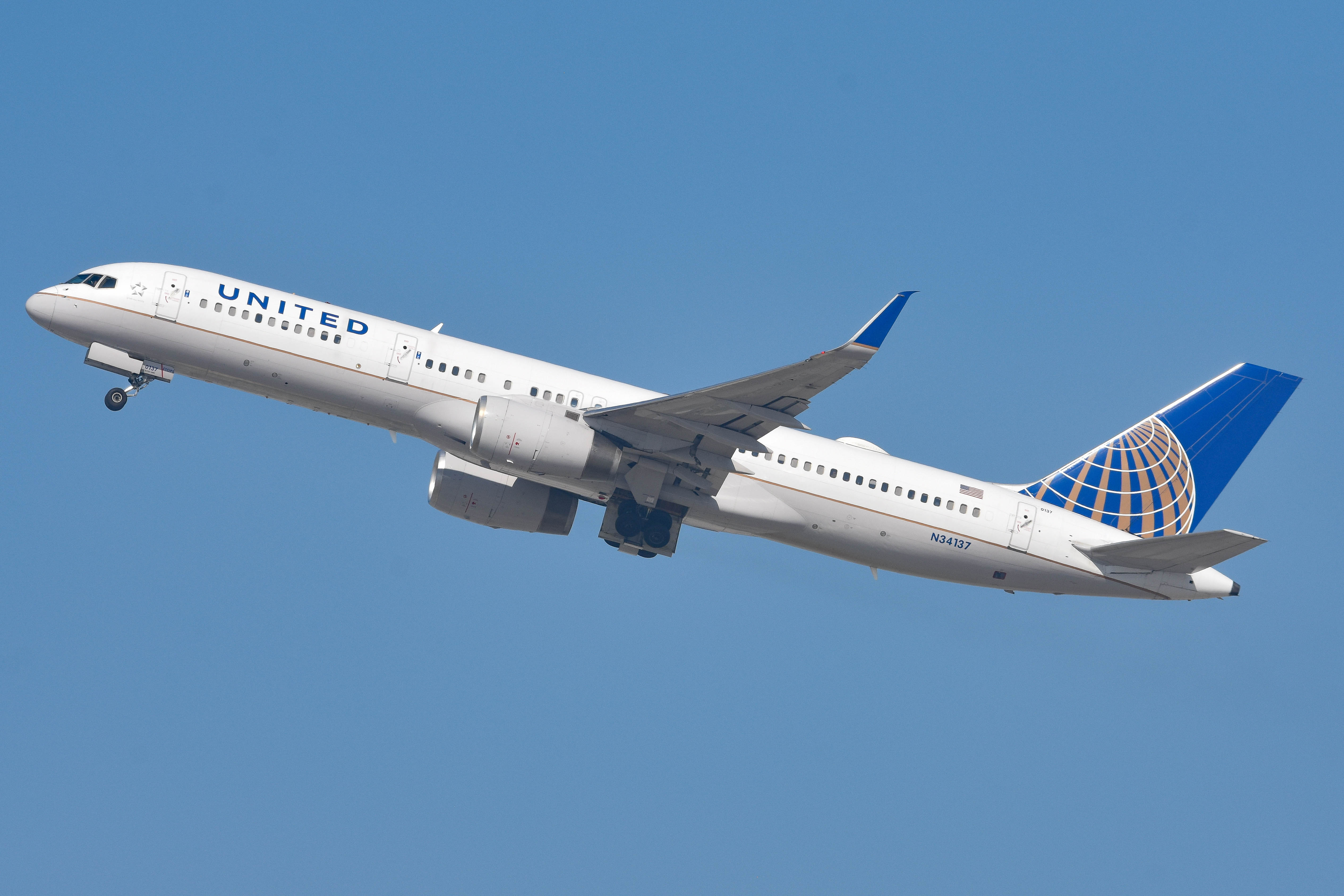 N34137/N34137 United Airlines Boeing 757-224(WL) Photo by colinw - AVSpotters.com