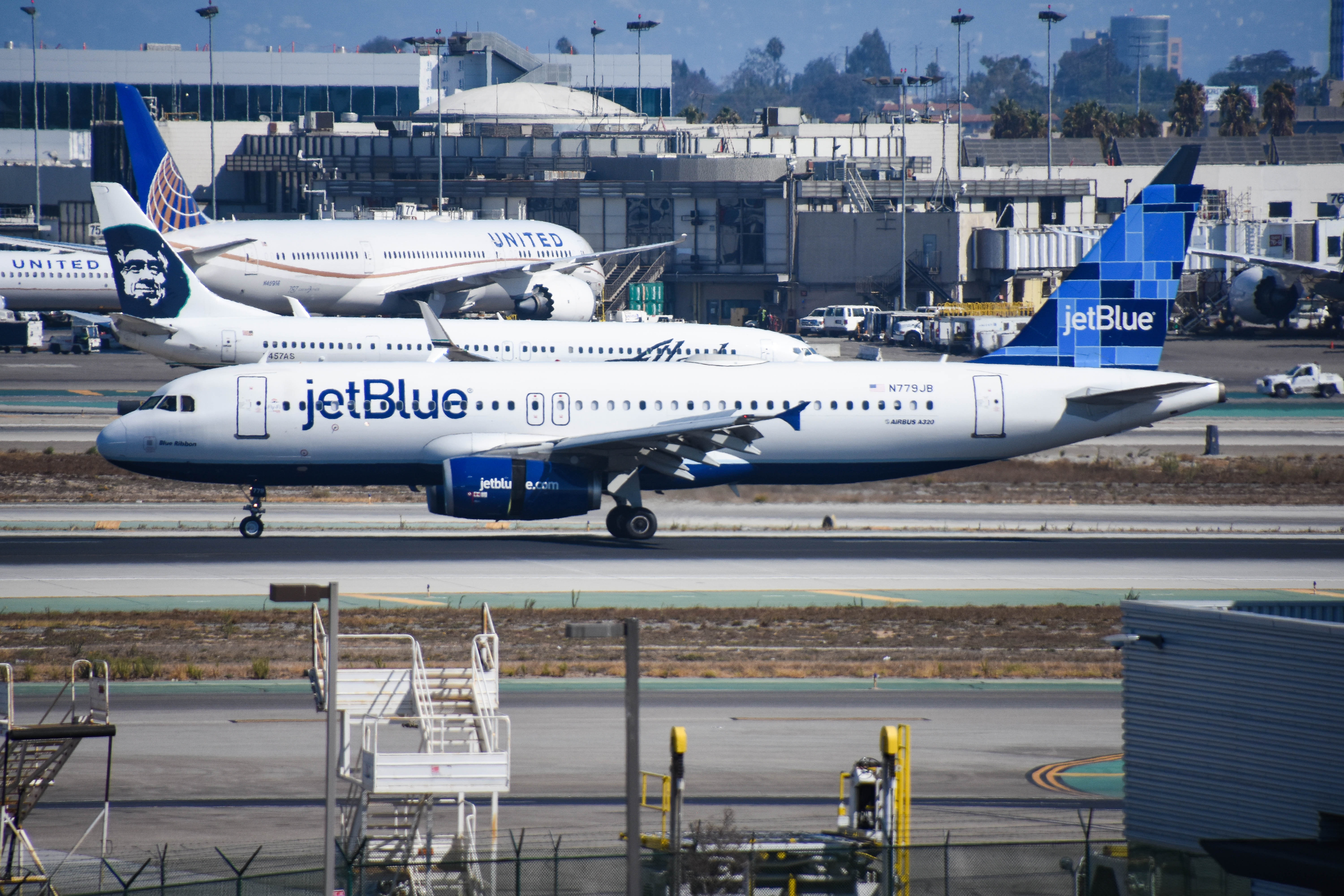 N779JB/N779JB JetBlue Airways Airbus A320-232 Photo by colinw - AVSpotters.com