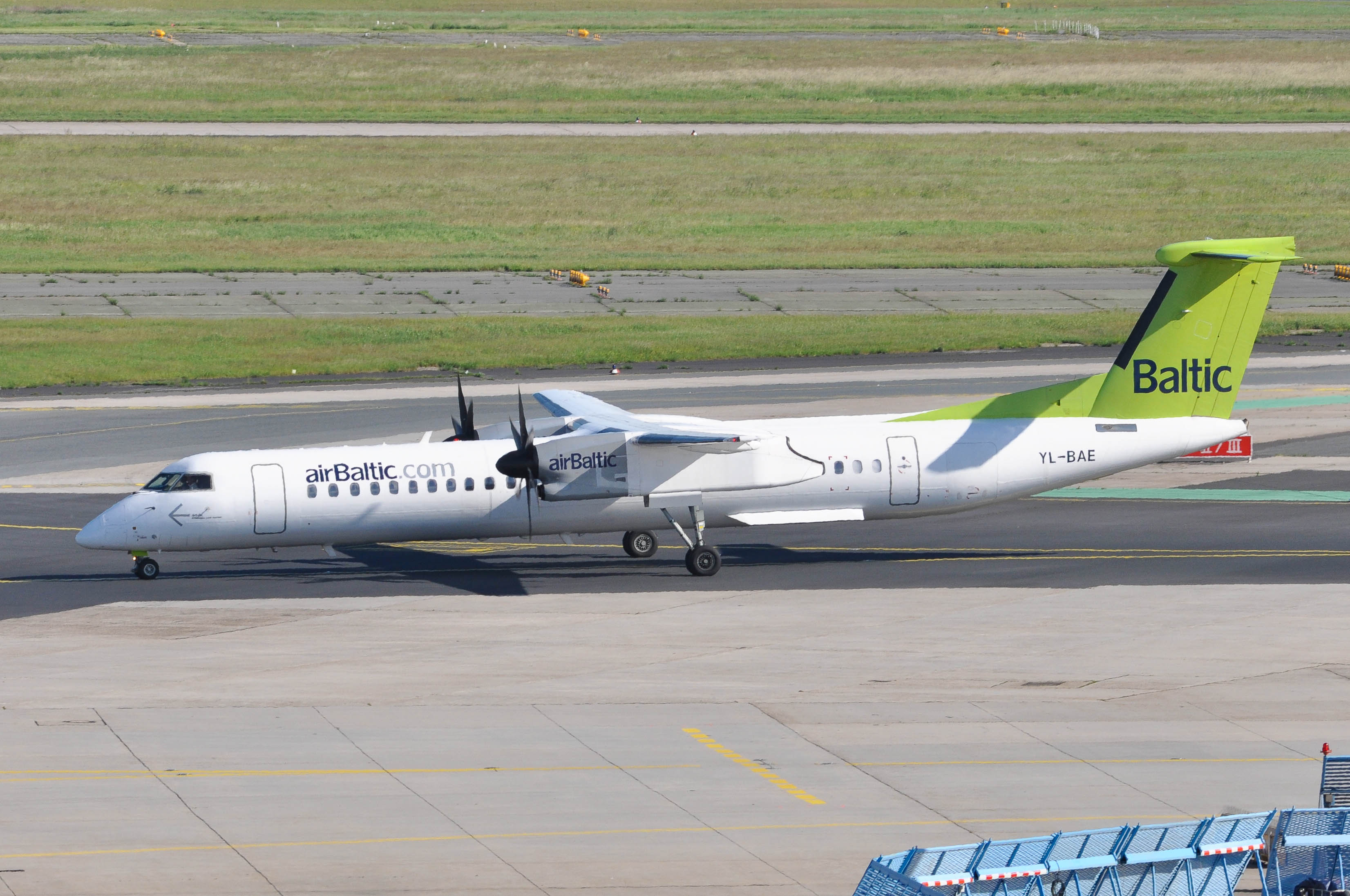 YL-BAE/YLBAE airBaltic Bombardier DHC-8-402NG Photo by colinw - AVSpotters.com