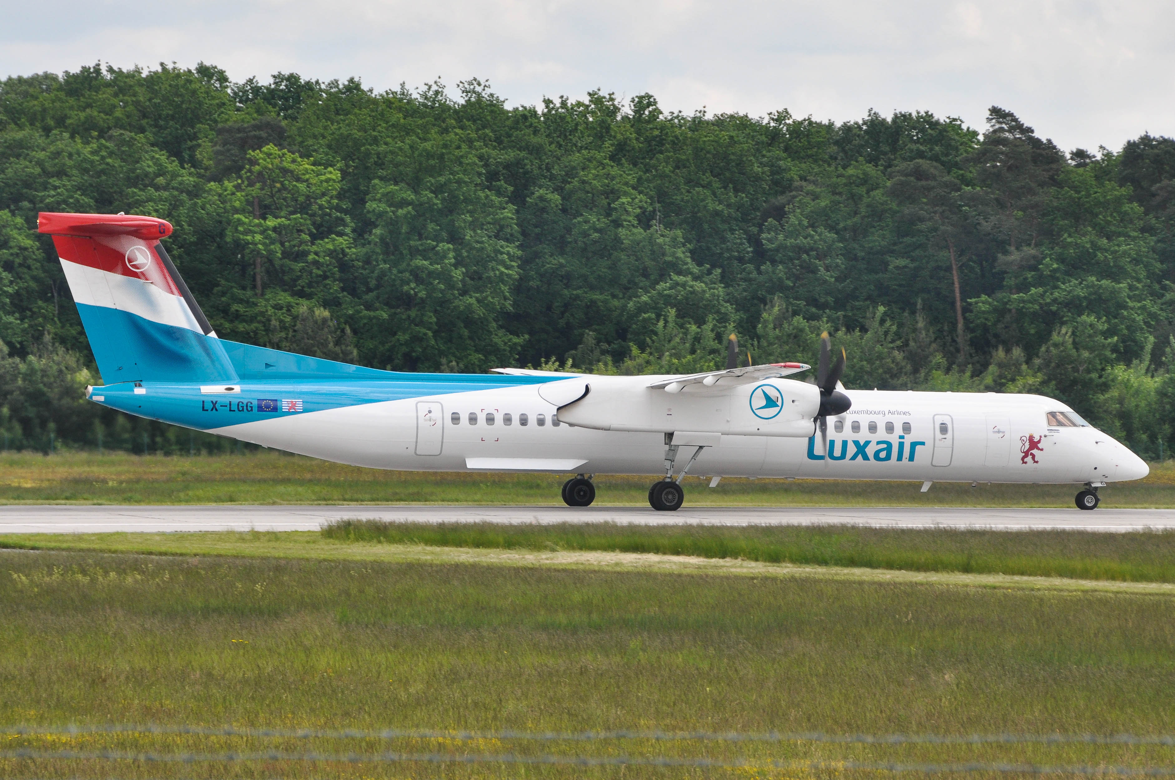 LX-LGG/LXLGG Luxair Bombardier DHC-8-402NG Photo by colinw - AVSpotters.com
