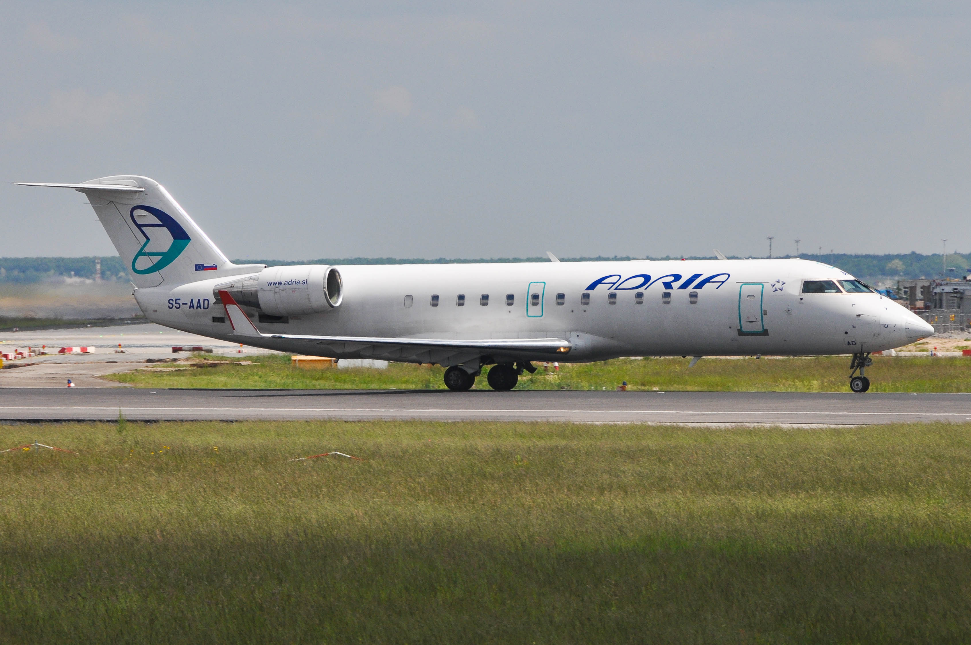 S5-AAD/S5AAD Adria Airways Bombardier CRJ-200 Airframe Information - AVSpotters.com
