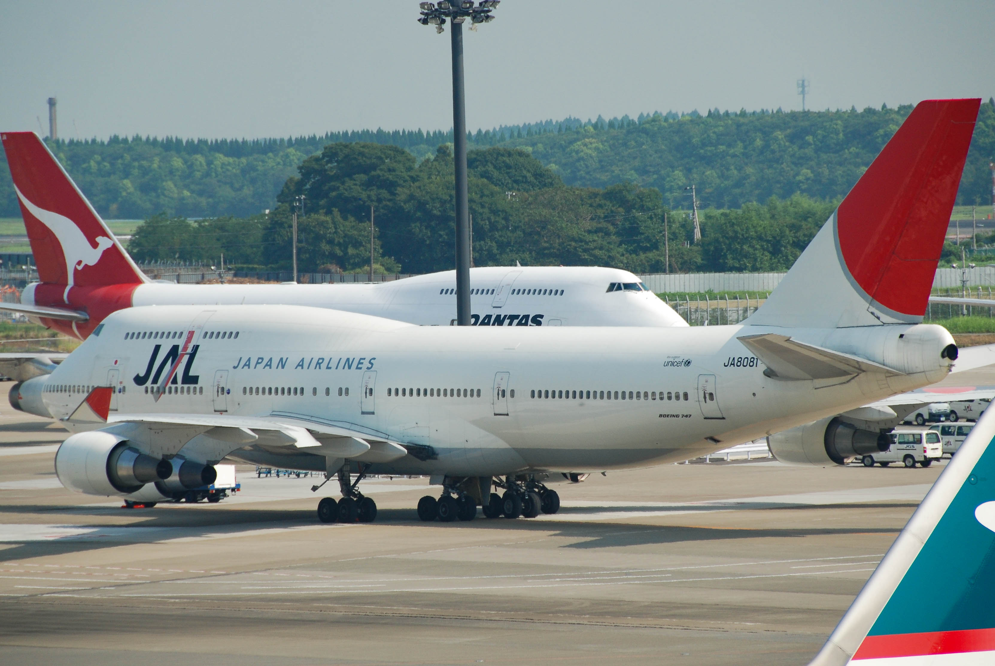 JA8081/JA8081 Japan Airlines Boeing 747-446 Photo by colinw - AVSpotters.com