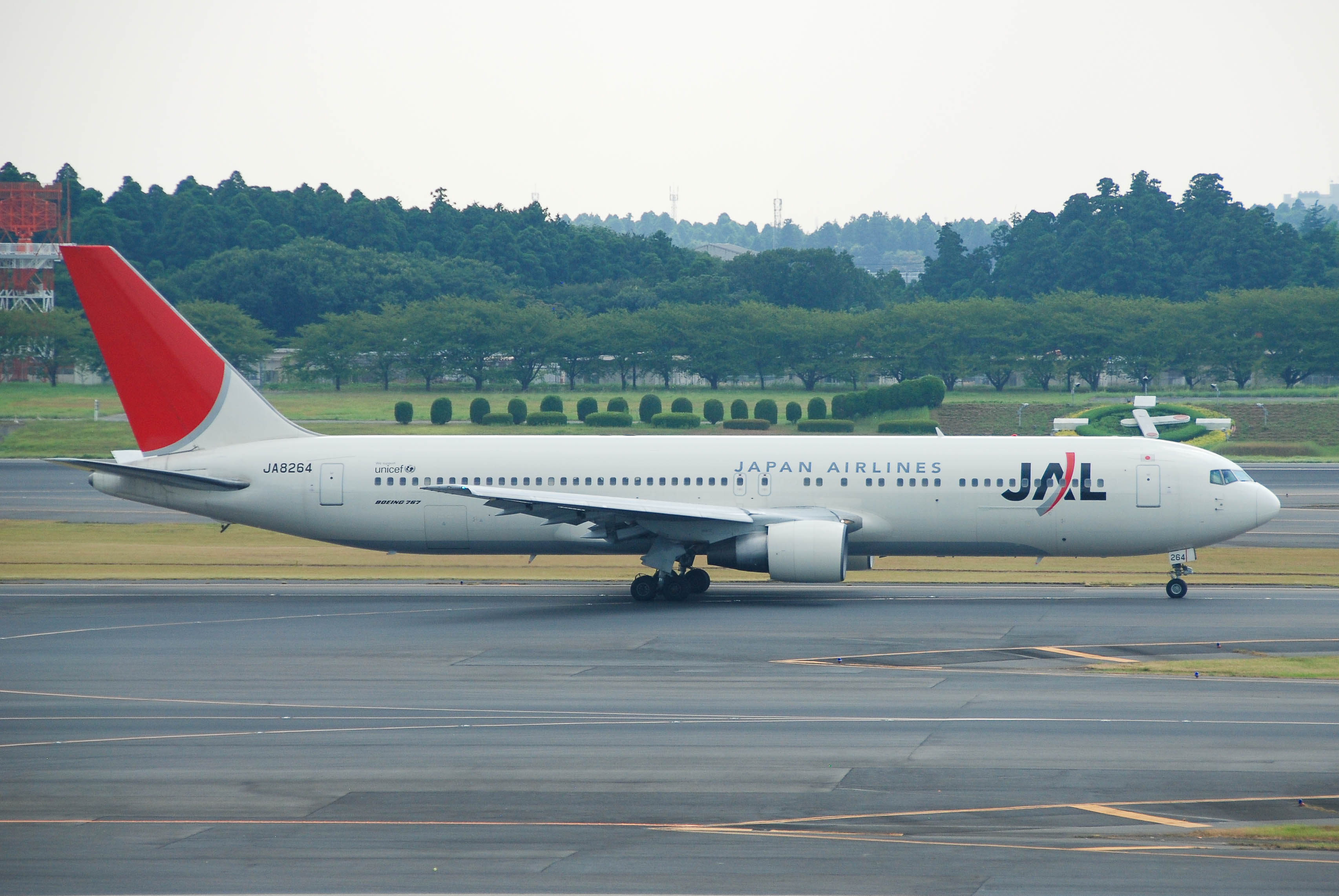 JA8264/JA8264 Japan Airlines Boeing 767-346 Photo by colinw - AVSpotters.com