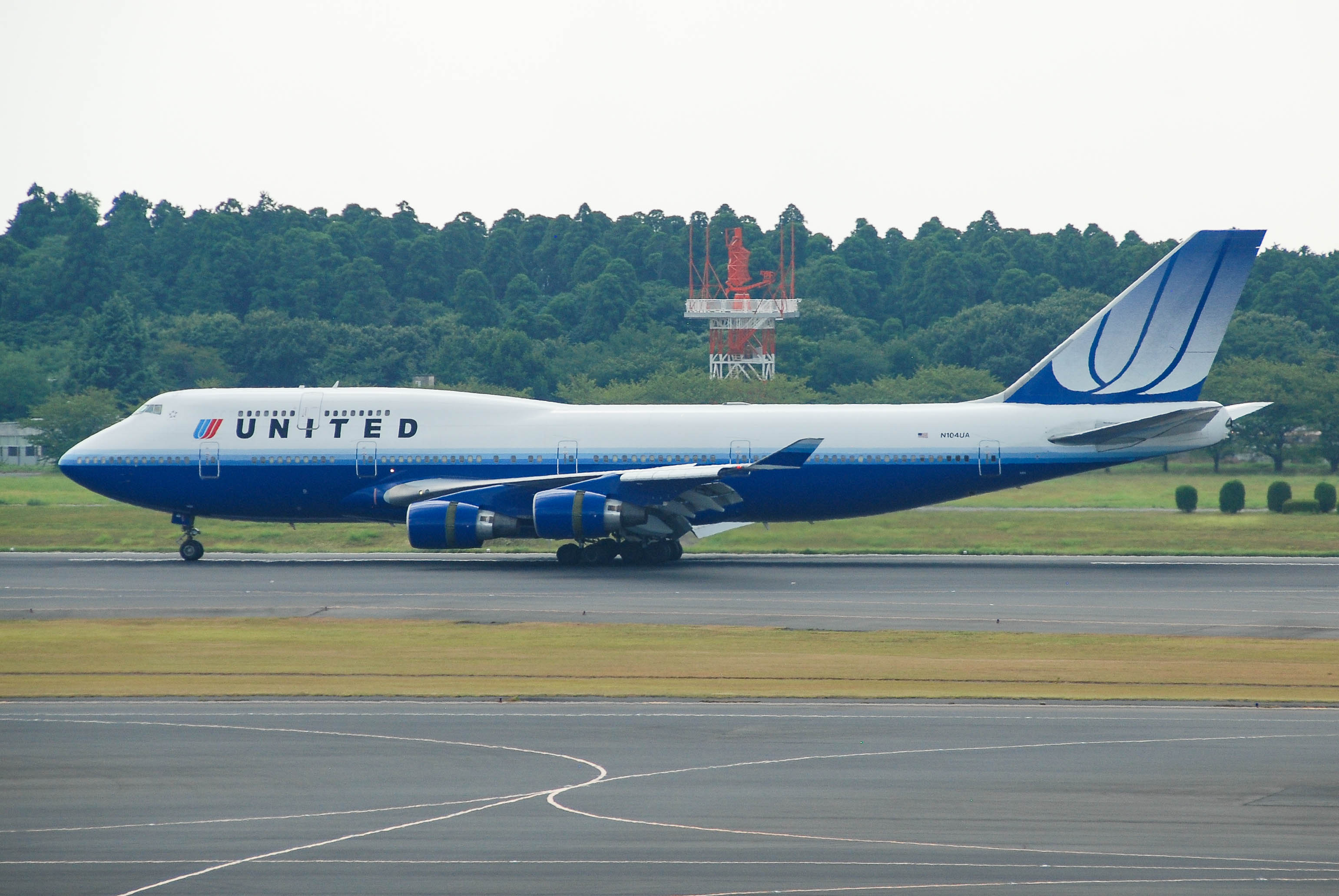N104UA/N104UA United Airlines Boeing 747-422 Photo by colinw - AVSpotters.com