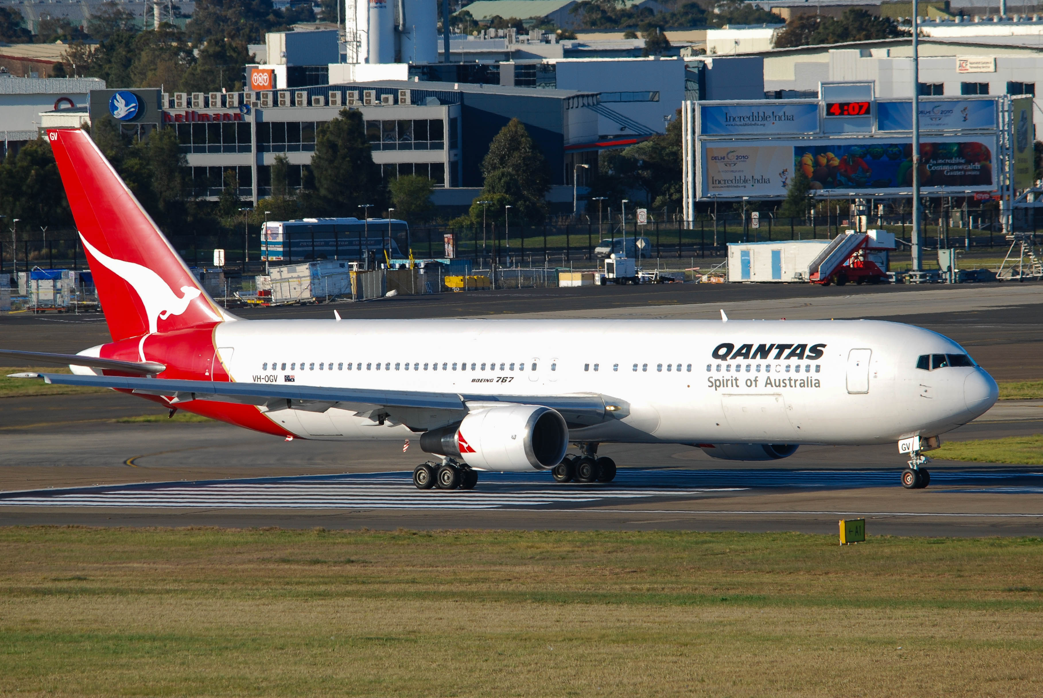 VH-OGV/VHOGV Qantas Boeing 767-338ER Photo by colinw - AVSpotters.com