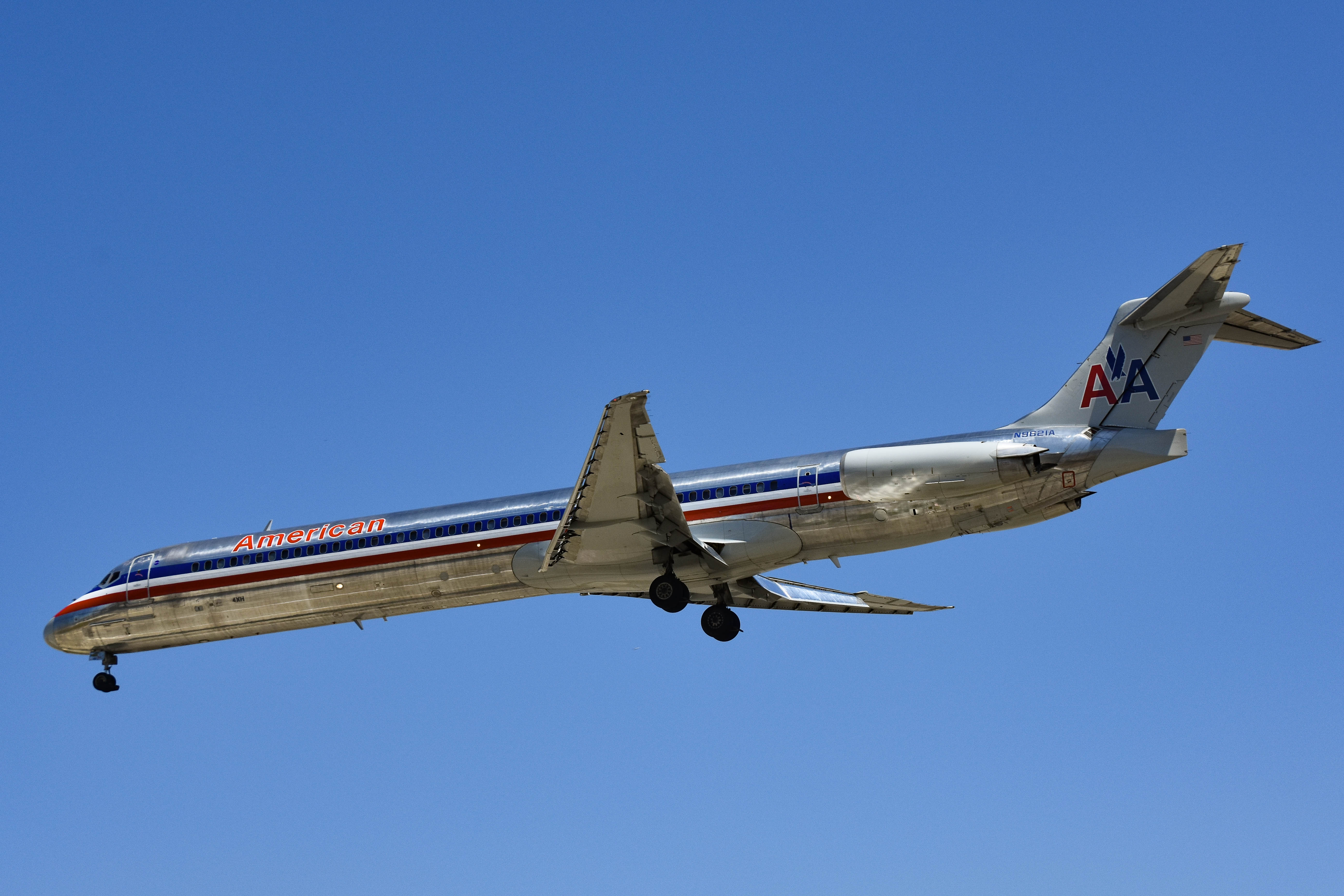 N9621A/N9621A American Airlines McDonnell-Douglas MD-83 Photo by colinw - AVSpotters.com