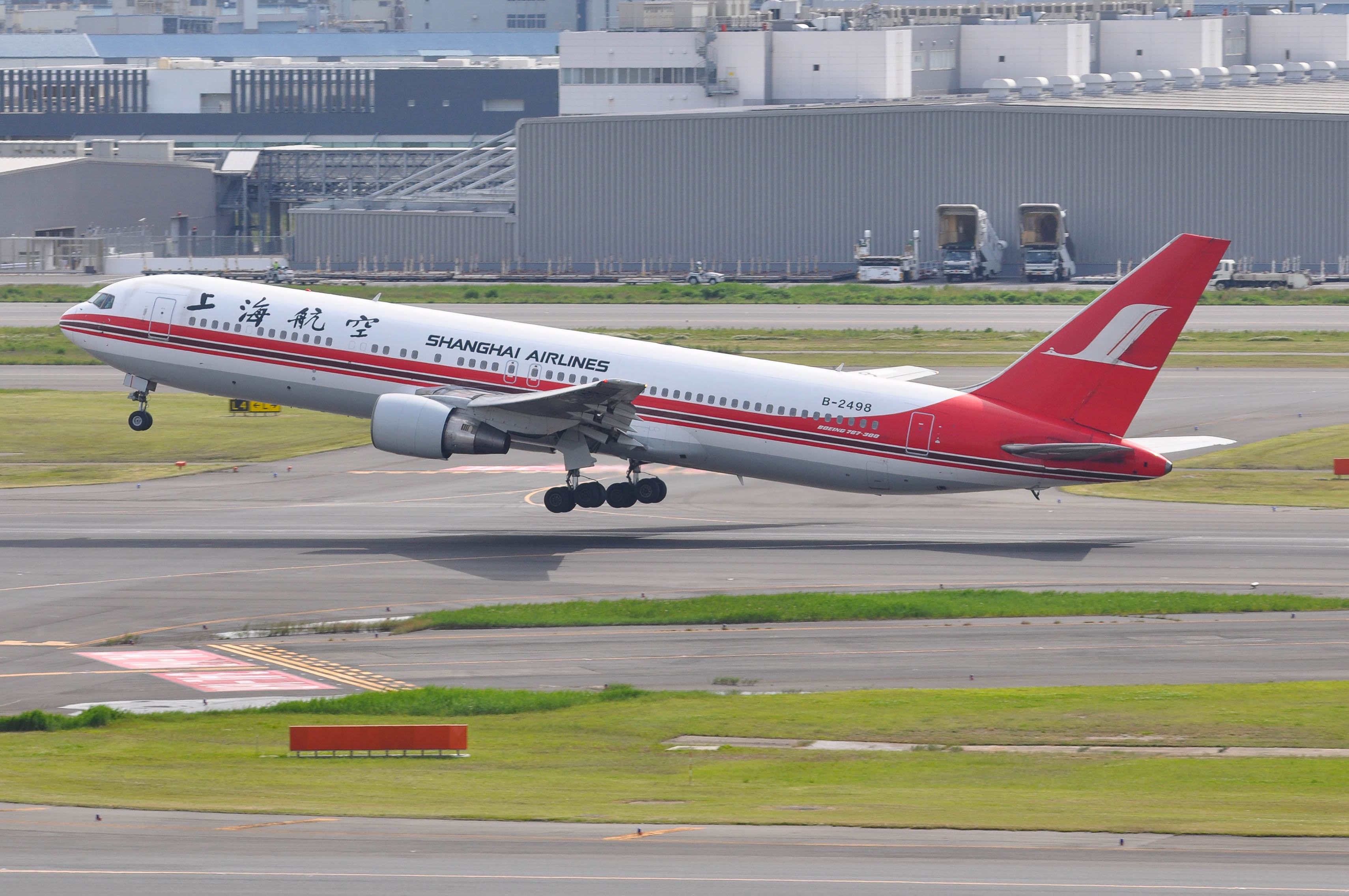 B-2498/B2498 Shanghai Airlines Boeing 767-36D Photo by colinw - AVSpotters.com
