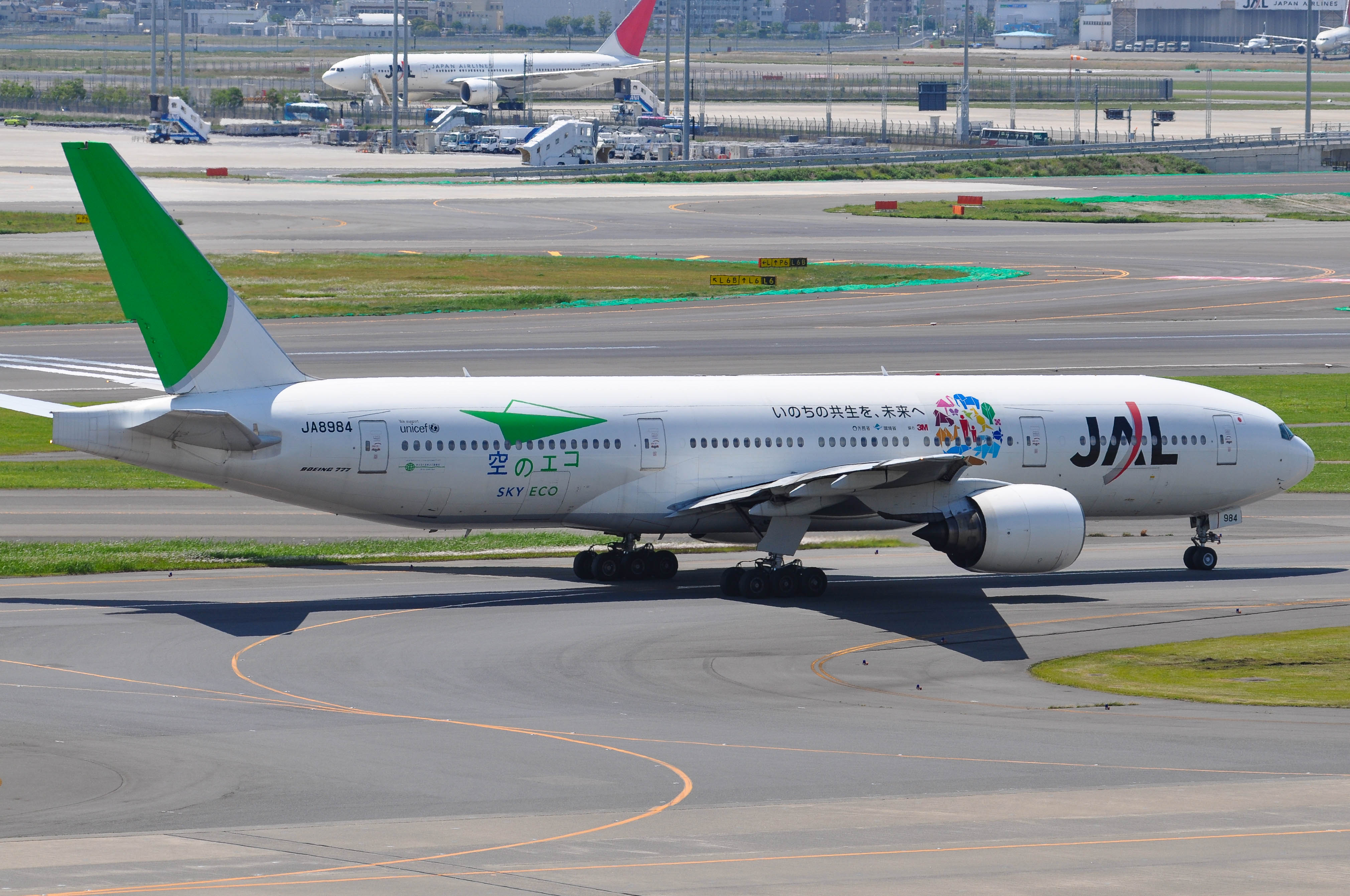 JA8984/JA8984 Japan Airlines Boeing 777-246 Photo by colinw - AVSpotters.com