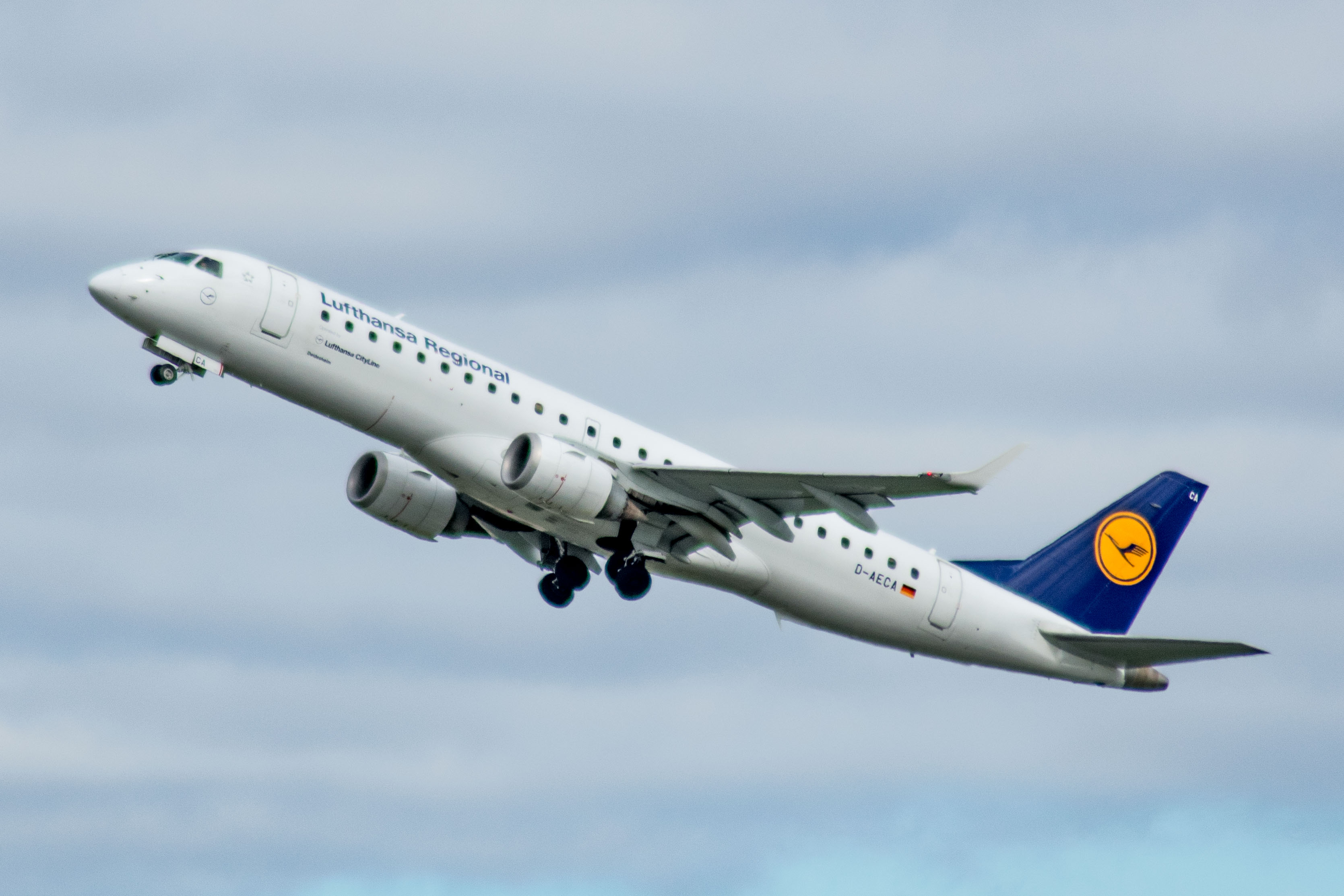 D-AECA/DAECA Lufthansa Cityline Embraer ERJ-190LR Photo by AV8 Photos - AVSpotters.com