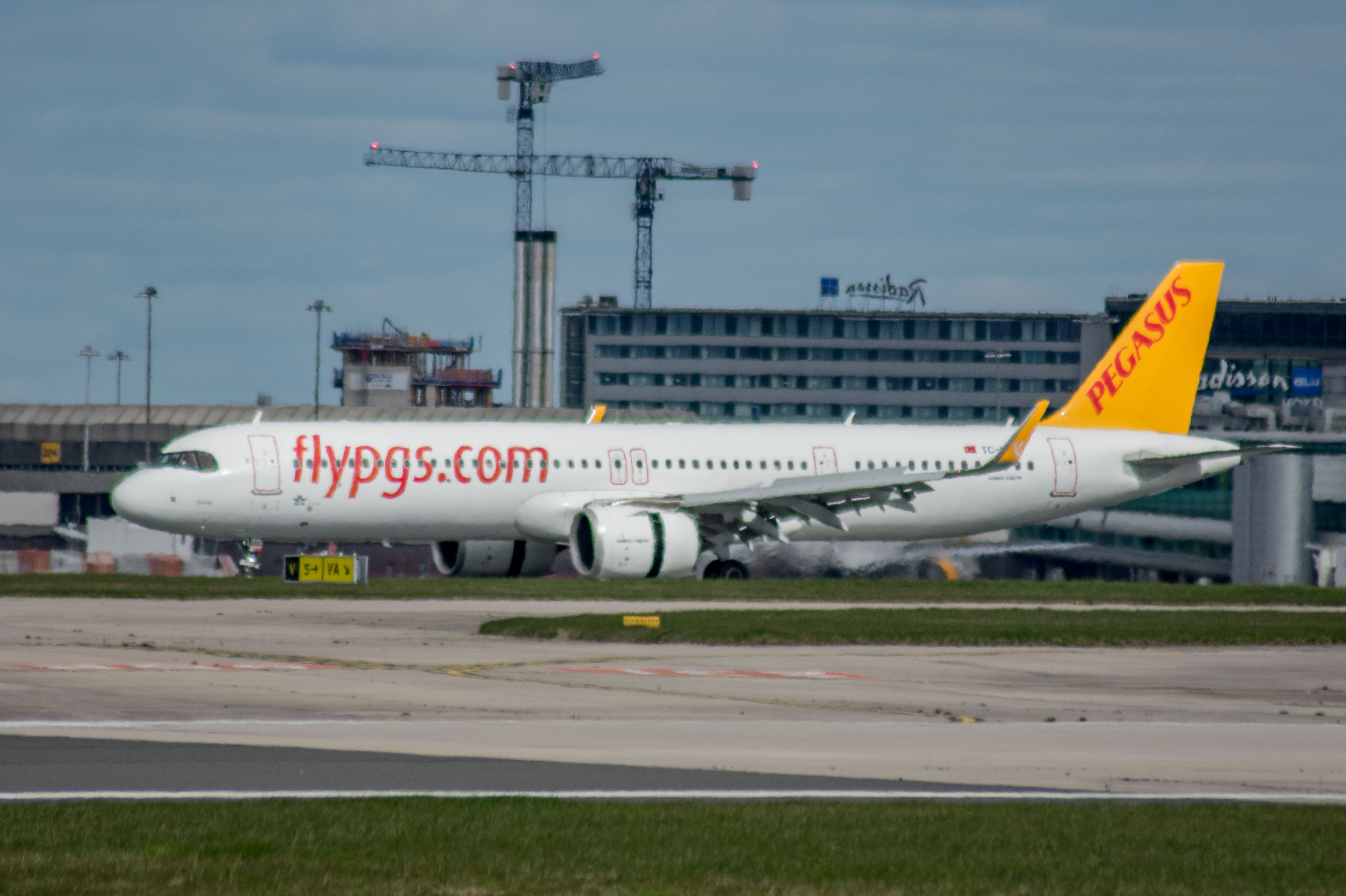 TC-RBG/TCRBG Pegasus Airlines Airbus A321-251nx Photo by AV8 Photos - AVSpotters.com