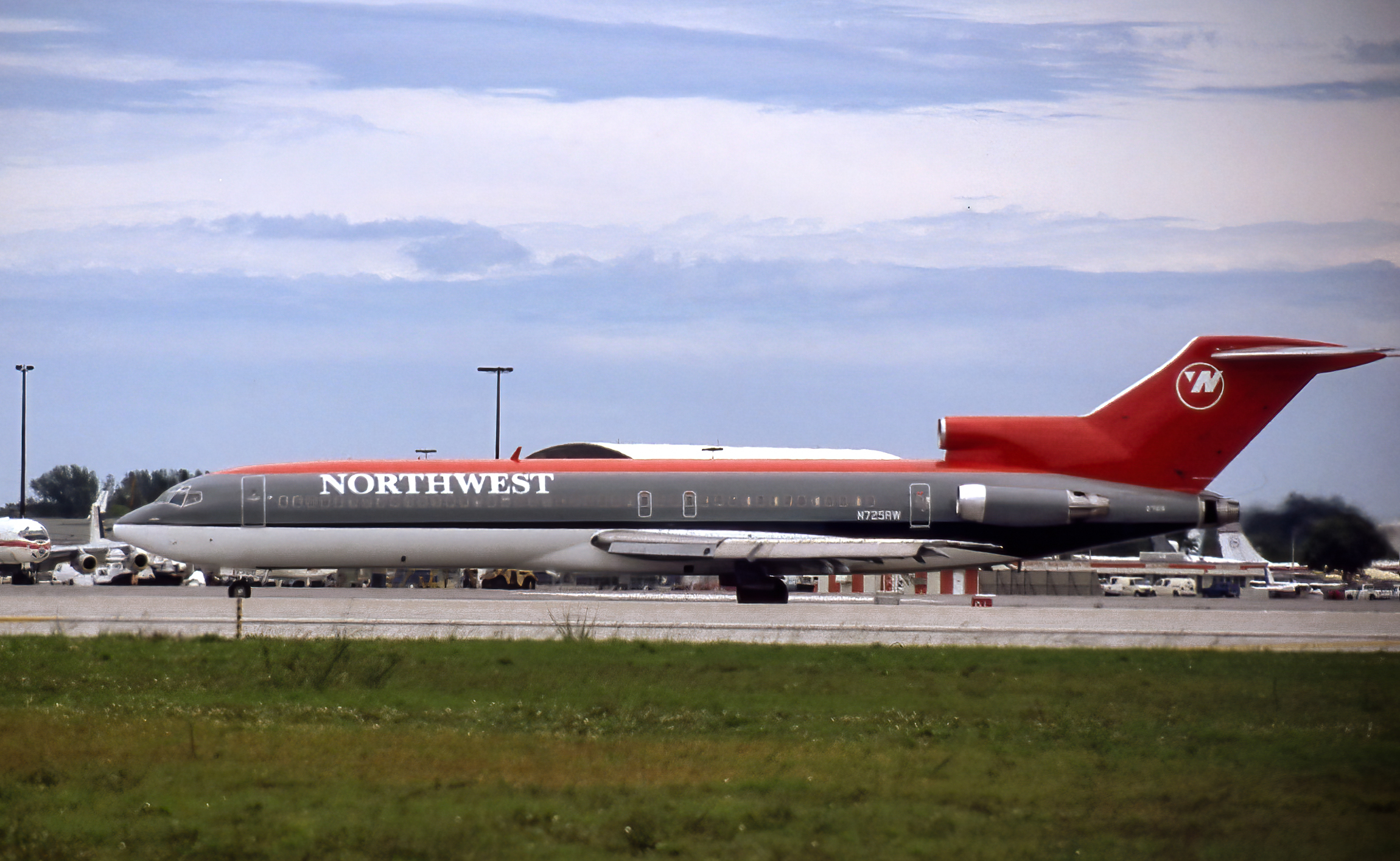 N725RW /N725RW  Northwest Airlines Boeing 727-2M7 Photo by Ayronautica - AVSpotters.com