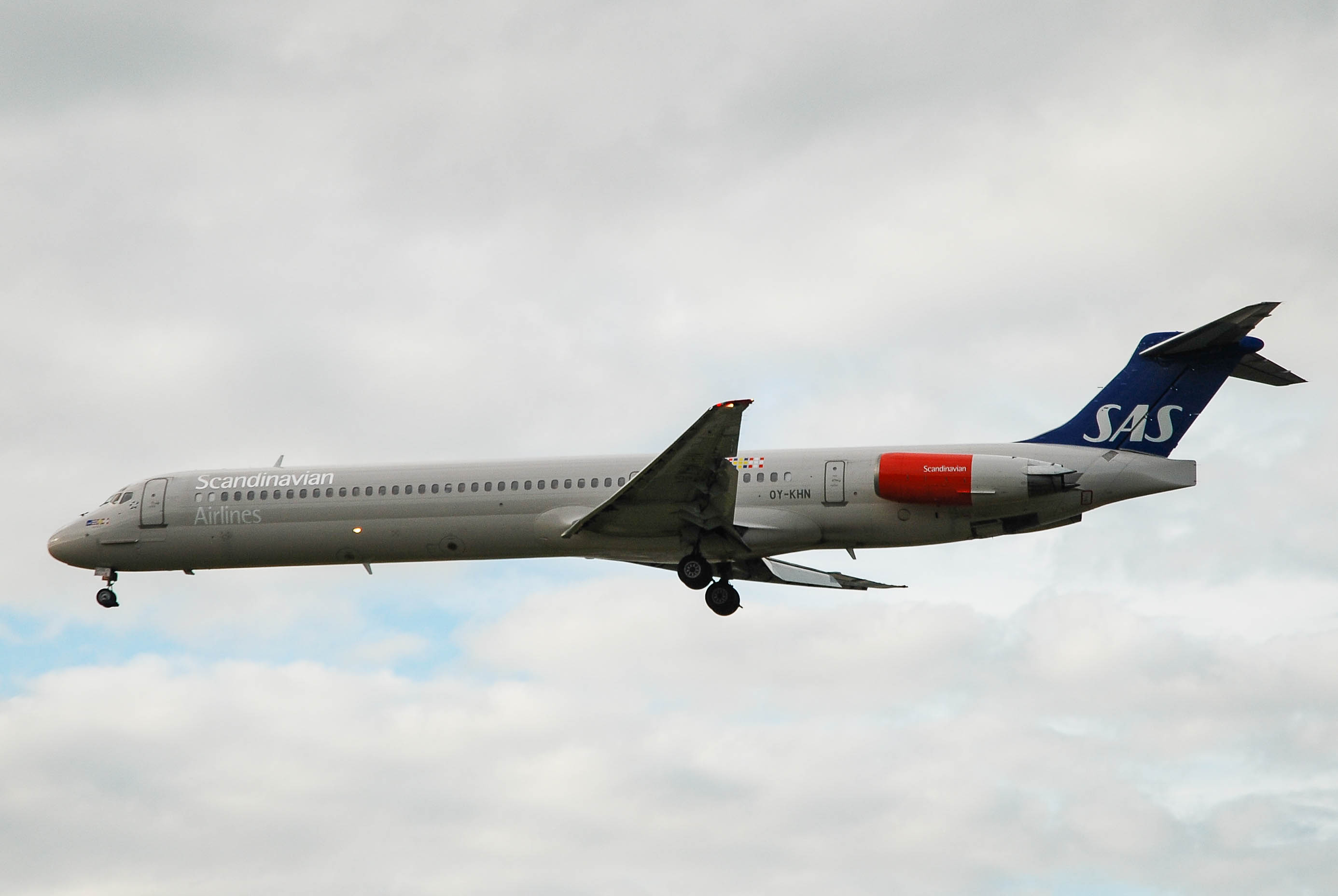 OY-KHN /OYKHN  SAS Scandinavian Airlines McDonnell-Douglas MD-81 Photo by colinw - AVSpotters.com