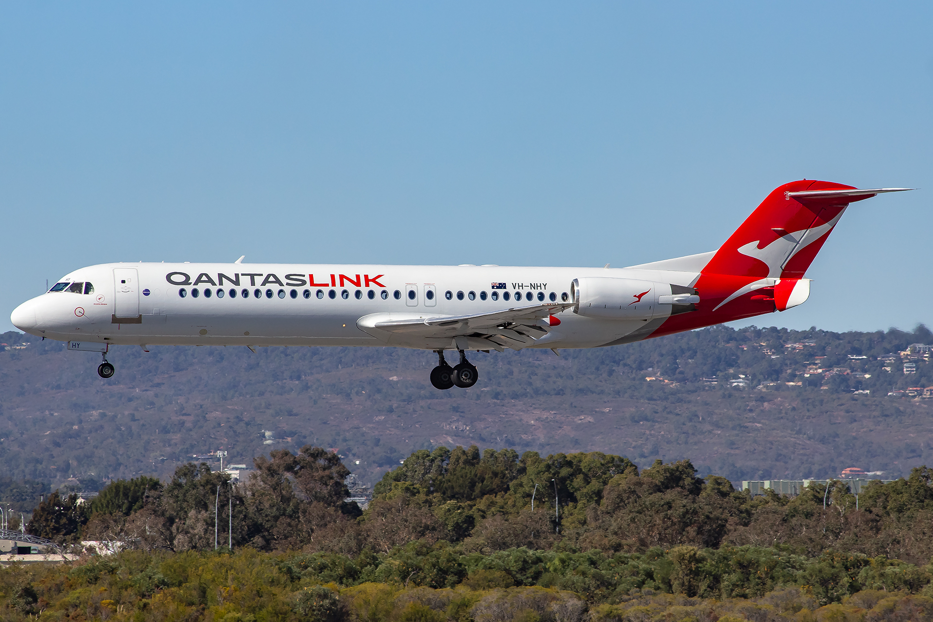 VH-NHY/VHNHY Qantaslink Fokker 100 Airframe Information - AVSpotters.com