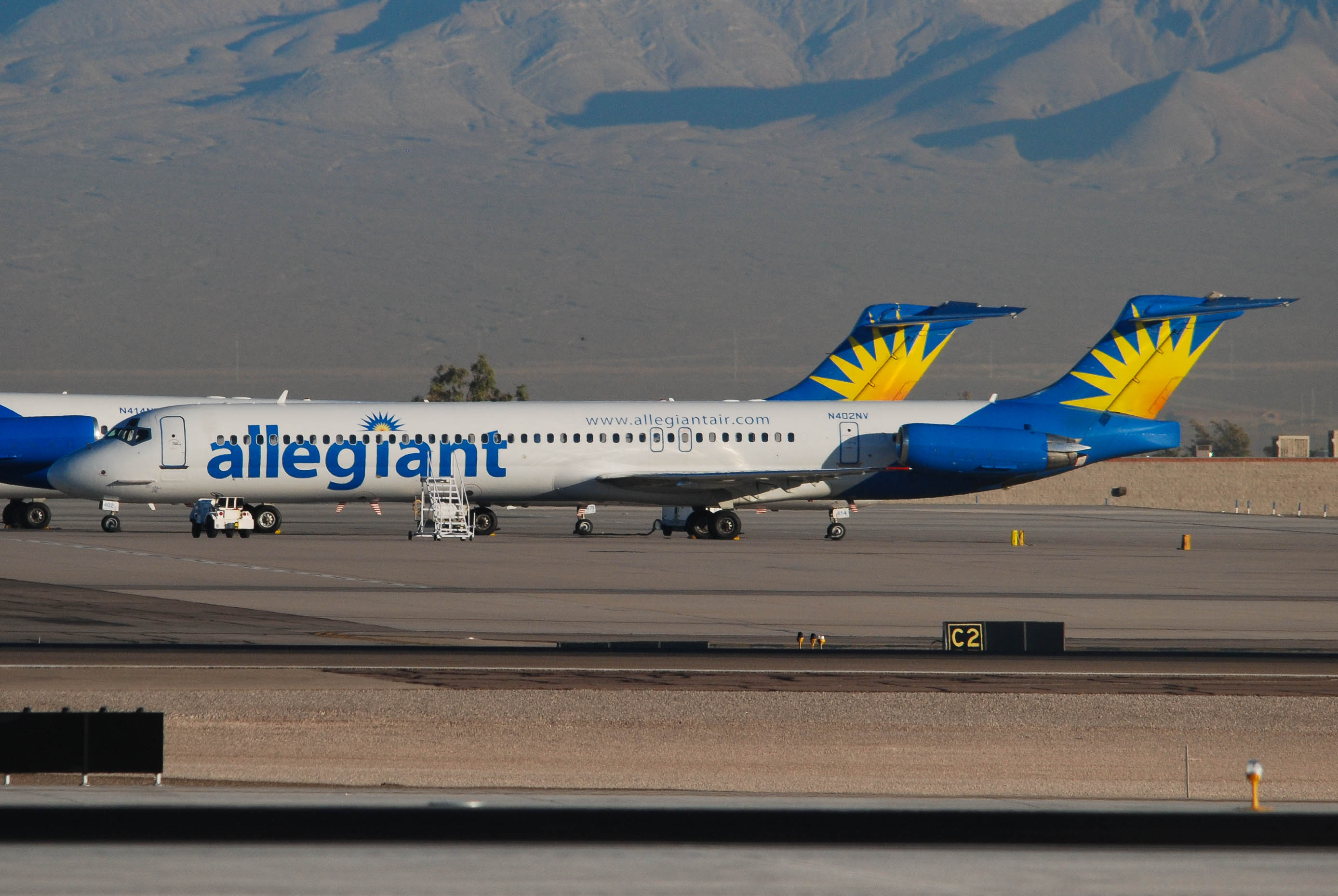 N402NV/N402NV Allegiant Air McDonnell-Douglas MD-88 Photo by colinw - AVSpotters.com