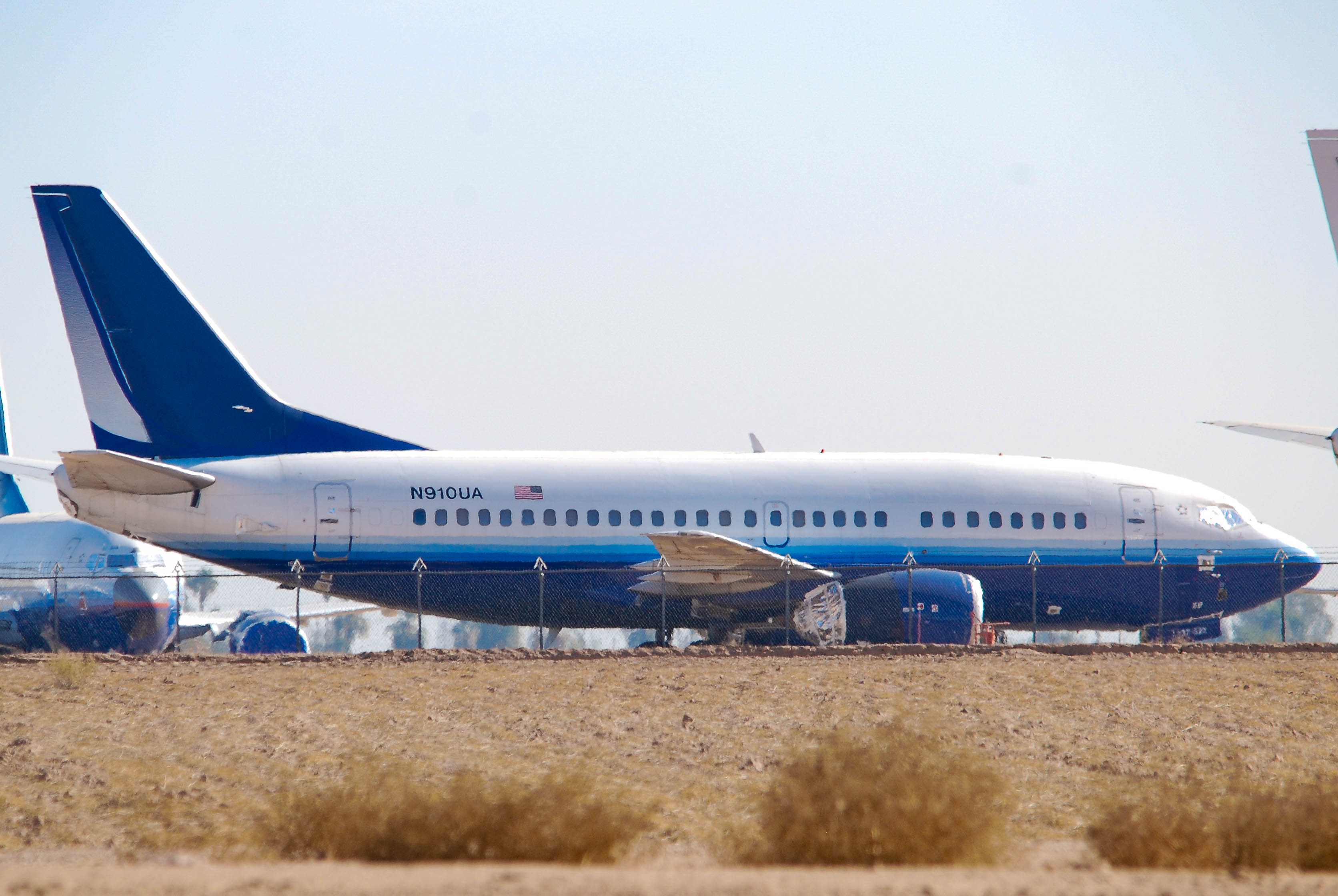 N910UA/N910UA United Airlines Boeing 737-522 Photo by colinw - AVSpotters.com