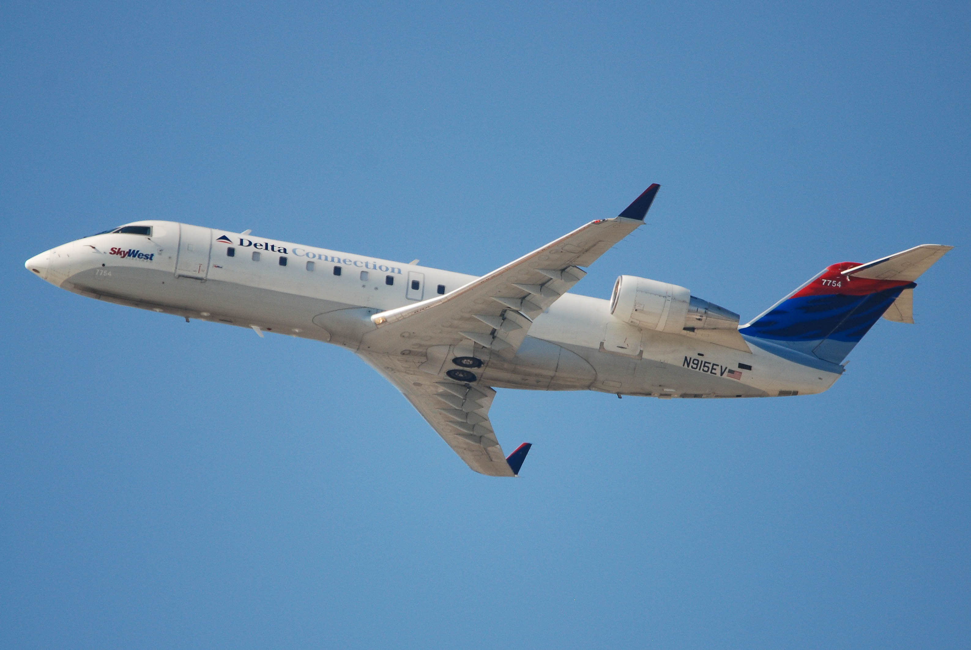 N915EV/N915EV United Express Bombardier CRJ-200 Airframe Information - AVSpotters.com