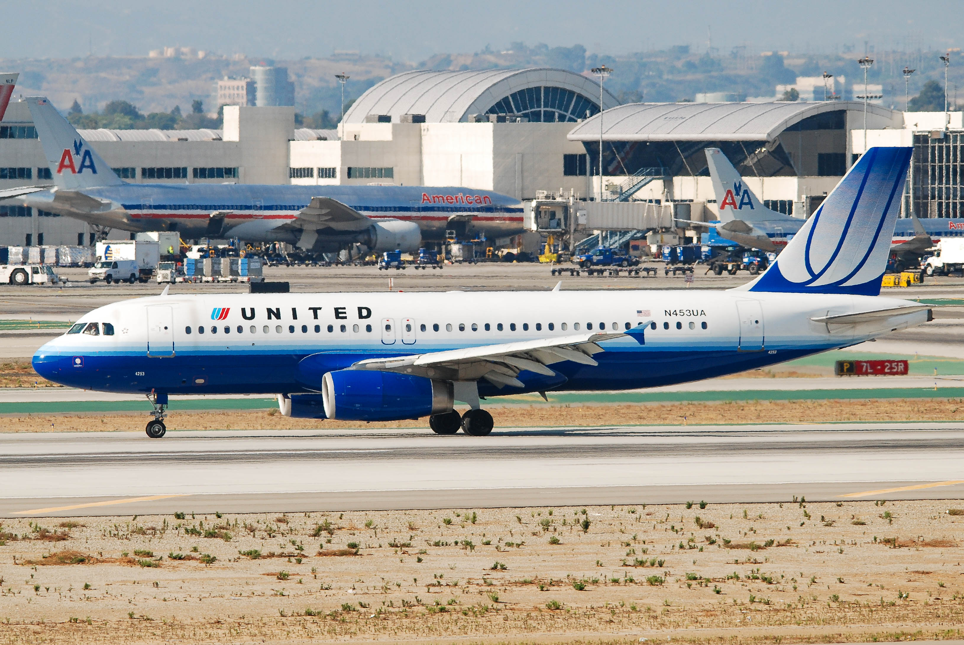 N453UA/N453UA United Airlines Airbus A320-232 Photo by colinw - AVSpotters.com