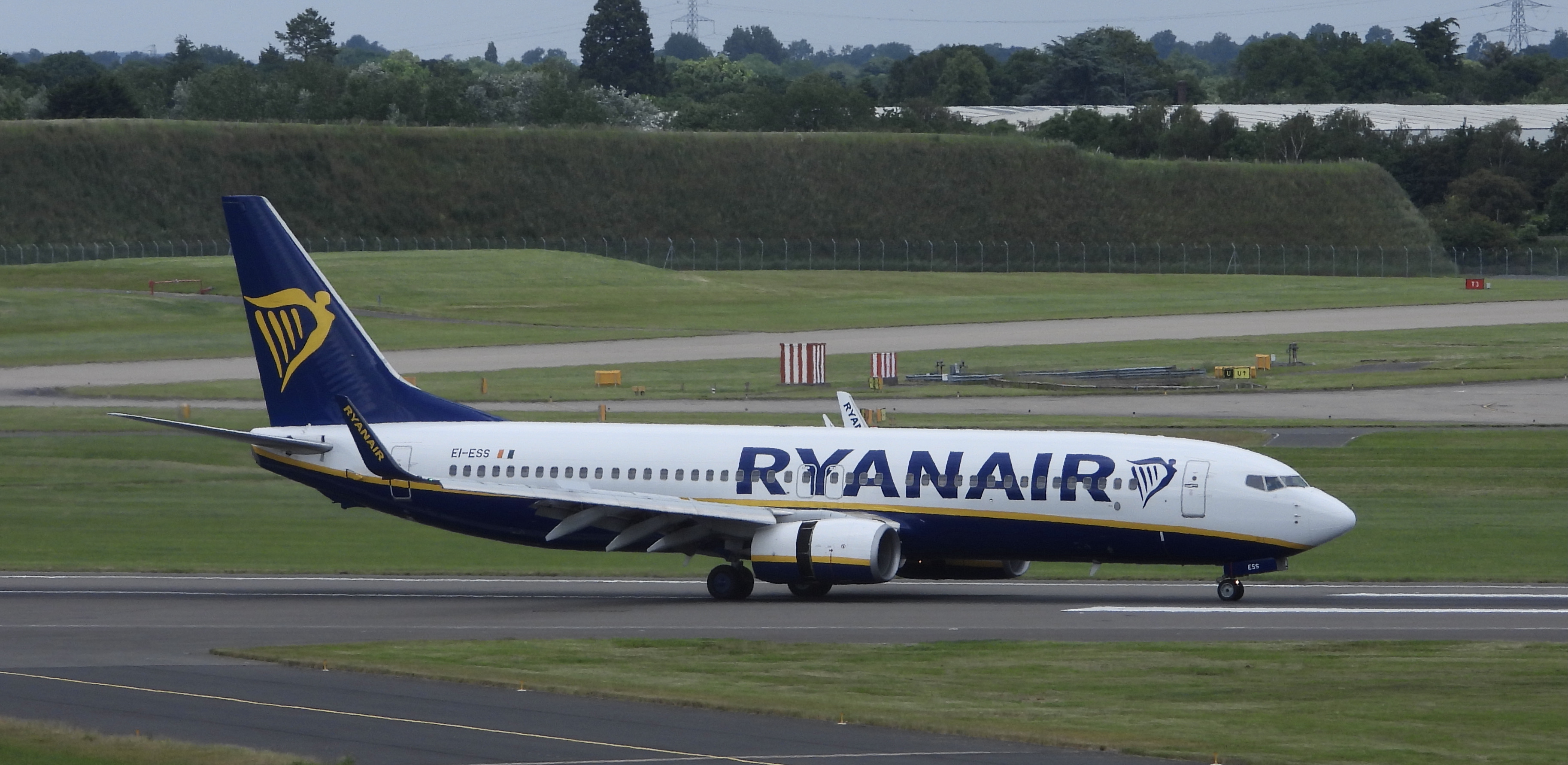 EI-ESS/EIESS Ryanair Boeing 737 NG Airframe Information - AVSpotters.com