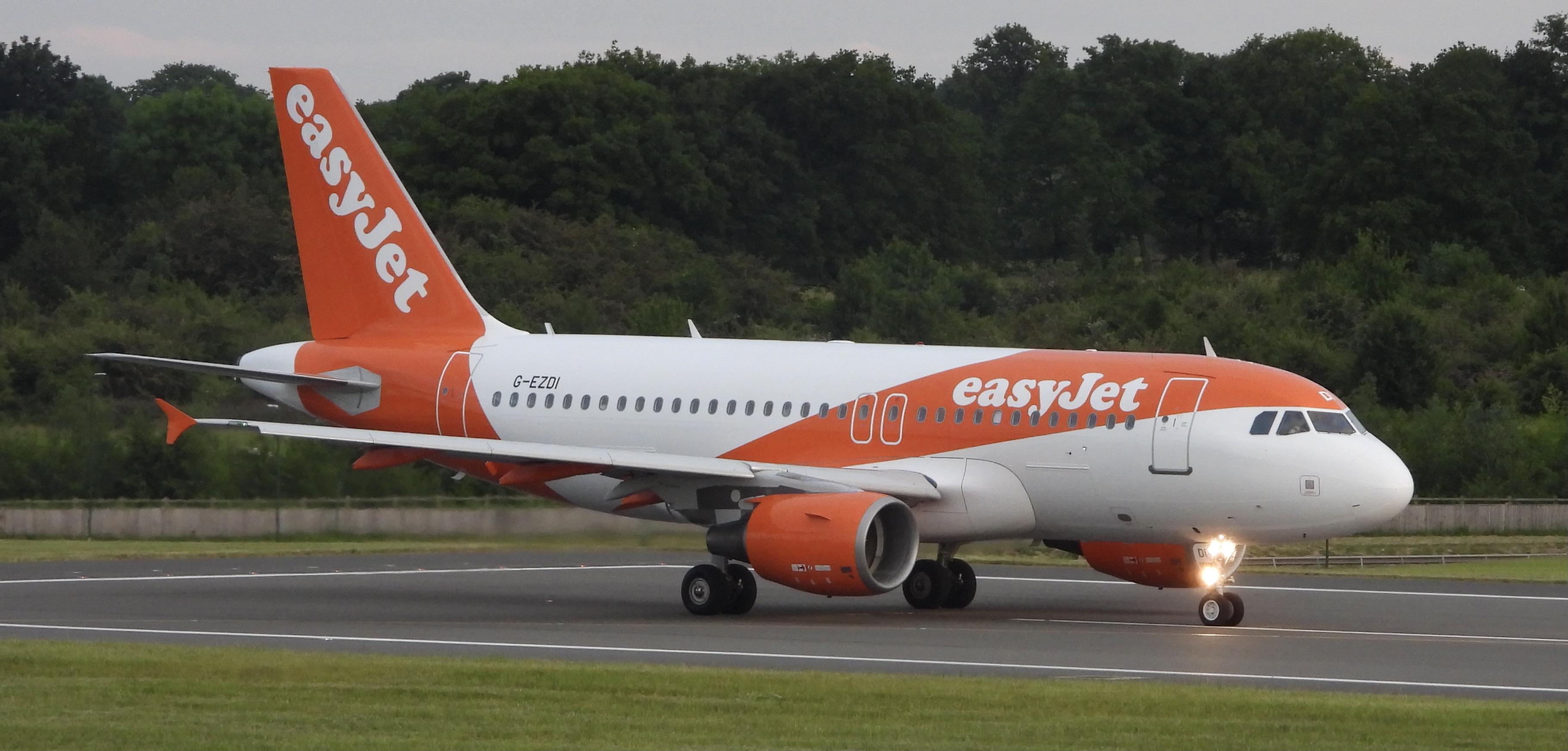 G-EZBI/GEZBI easyJet Airbus A319-111 Photo by Emirates101 - AVSpotters.com