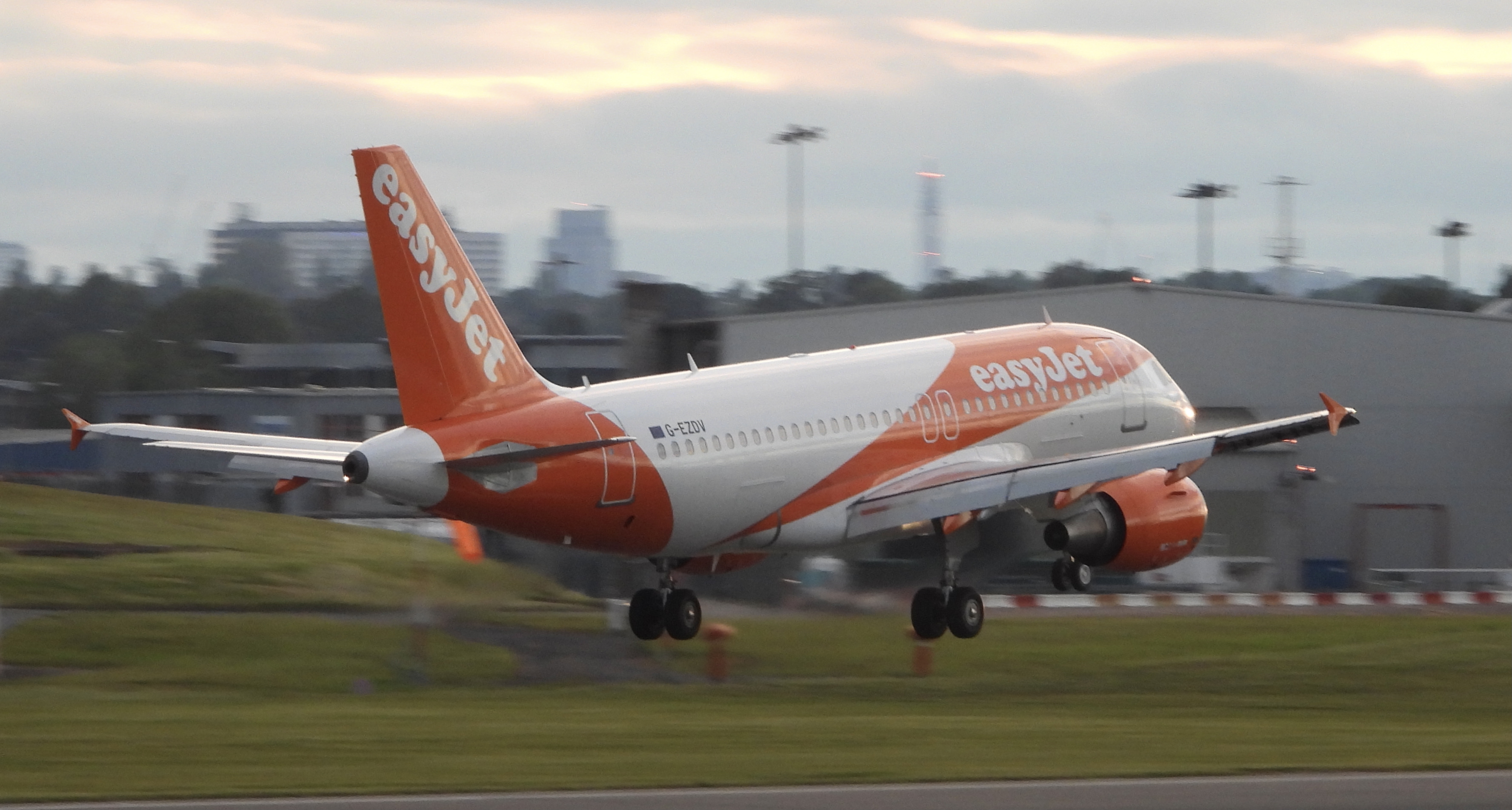 G-EZDV/GEZDV easyJet Airbus A319-111 Photo by Emirates101 - AVSpotters.com