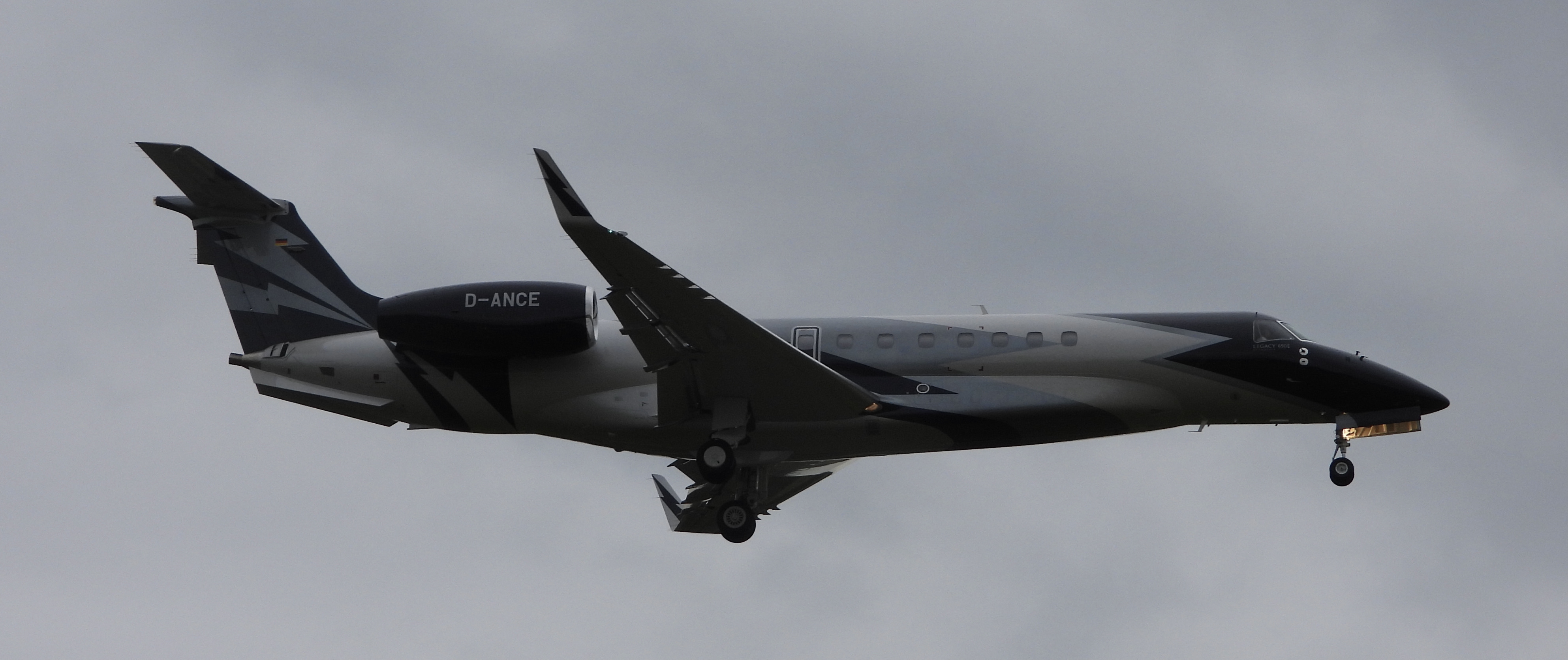 D-ANCE/DANCE Air Hamburg Embraer ERJ-135BJ Legacy 650E Photo by Emirates101 - AVSpotters.com