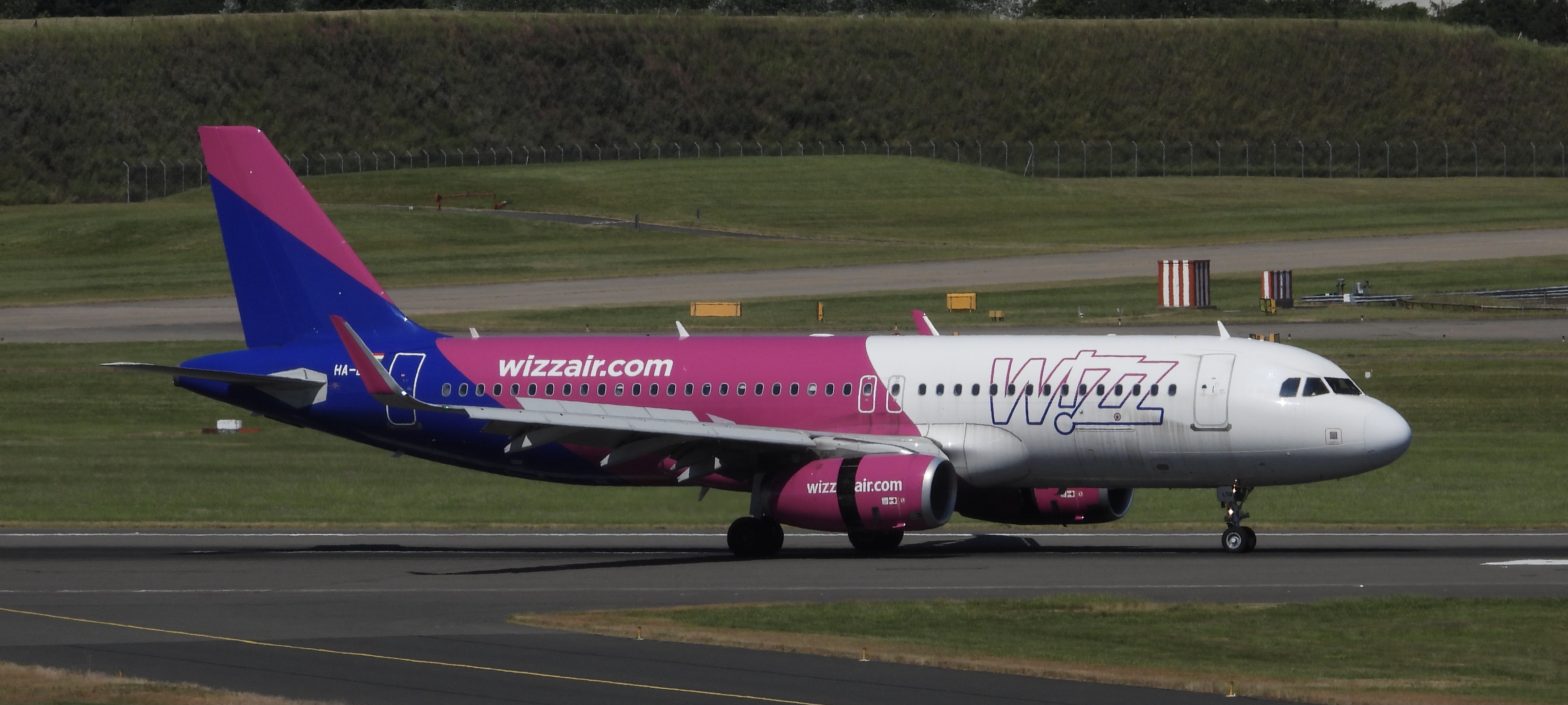 HA-LSB/HALSB Wizz Air Airbus A320-232(SL) Photo by Emirates101 - AVSpotters.com