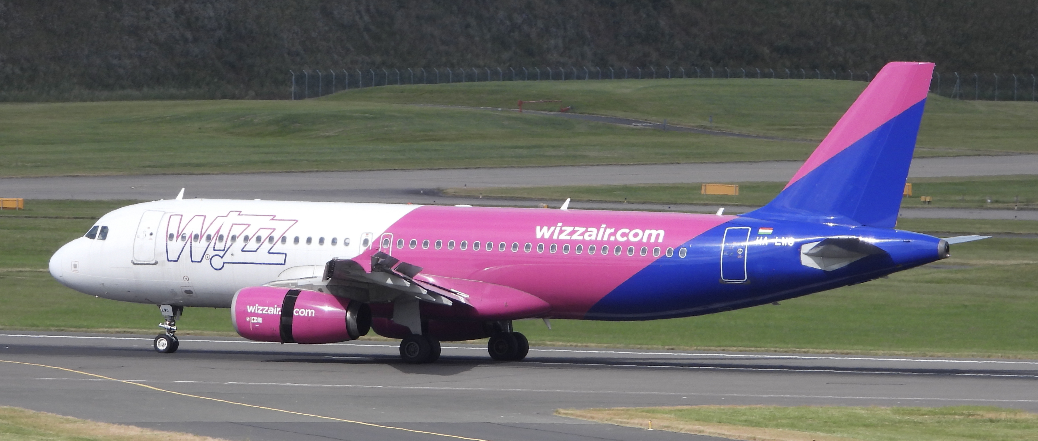 HA-LWG/HALWG Wizz Air Airbus A320-232 Photo by Emirates101 - AVSpotters.com