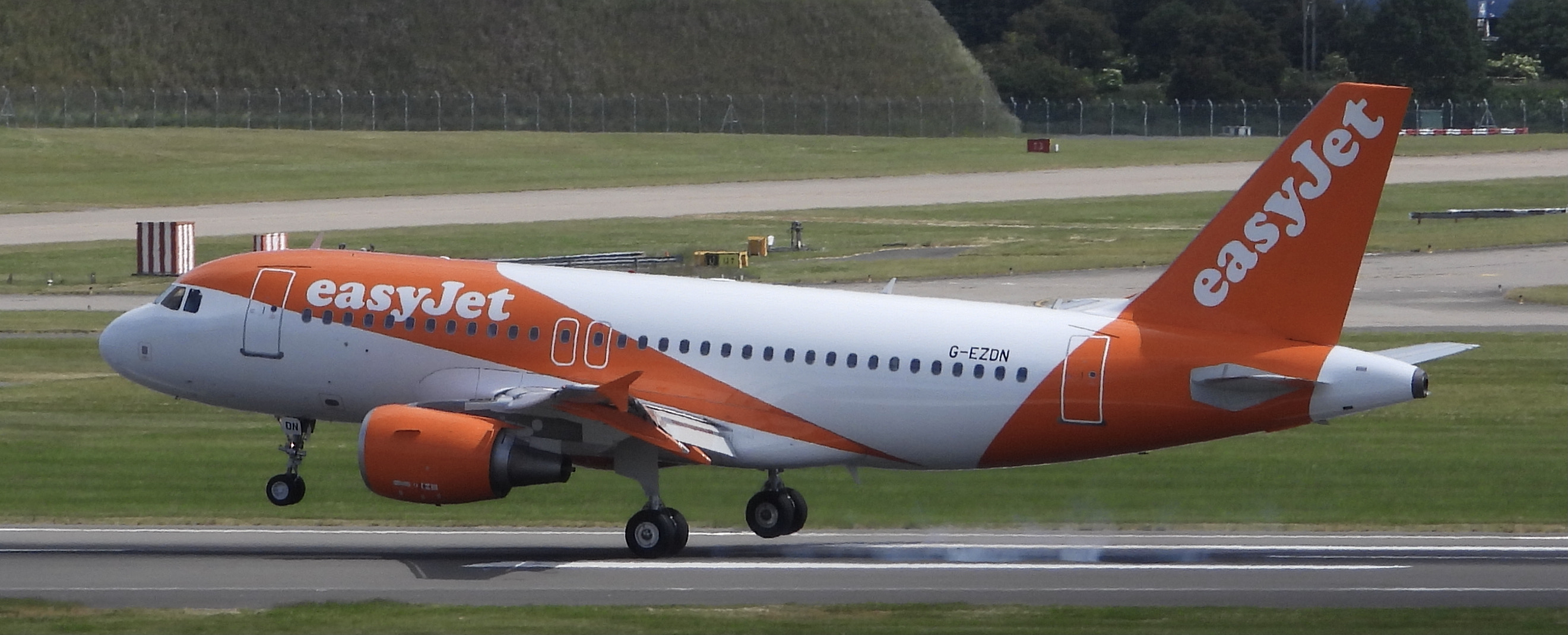 G-EZDN/GEZDN easyJet Airbus A319-111 Photo by Emirates101 - AVSpotters.com