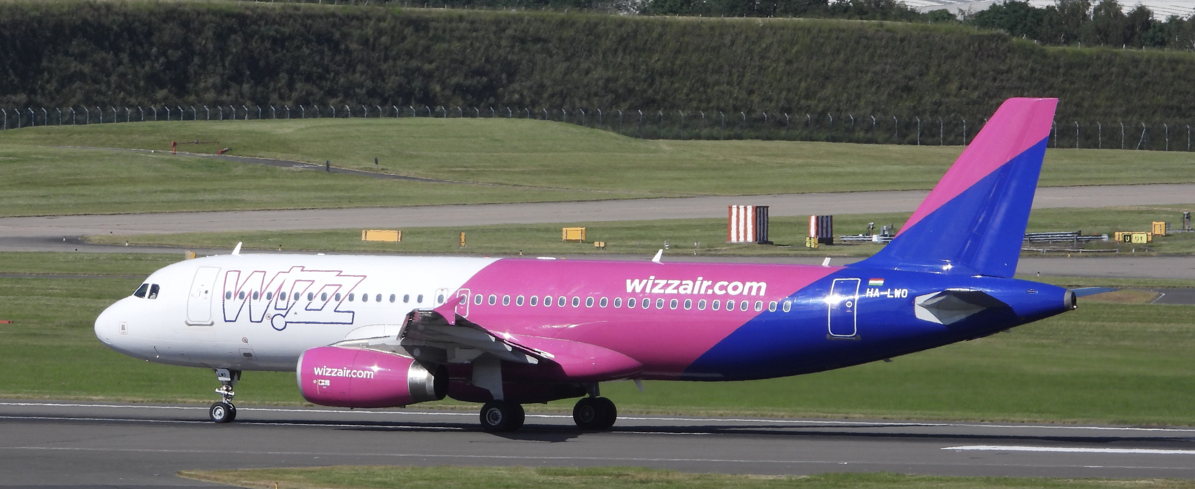 HA-LWO/HALWO Wizz Air Airbus A320-232 Photo by Emirates101 - AVSpotters.com