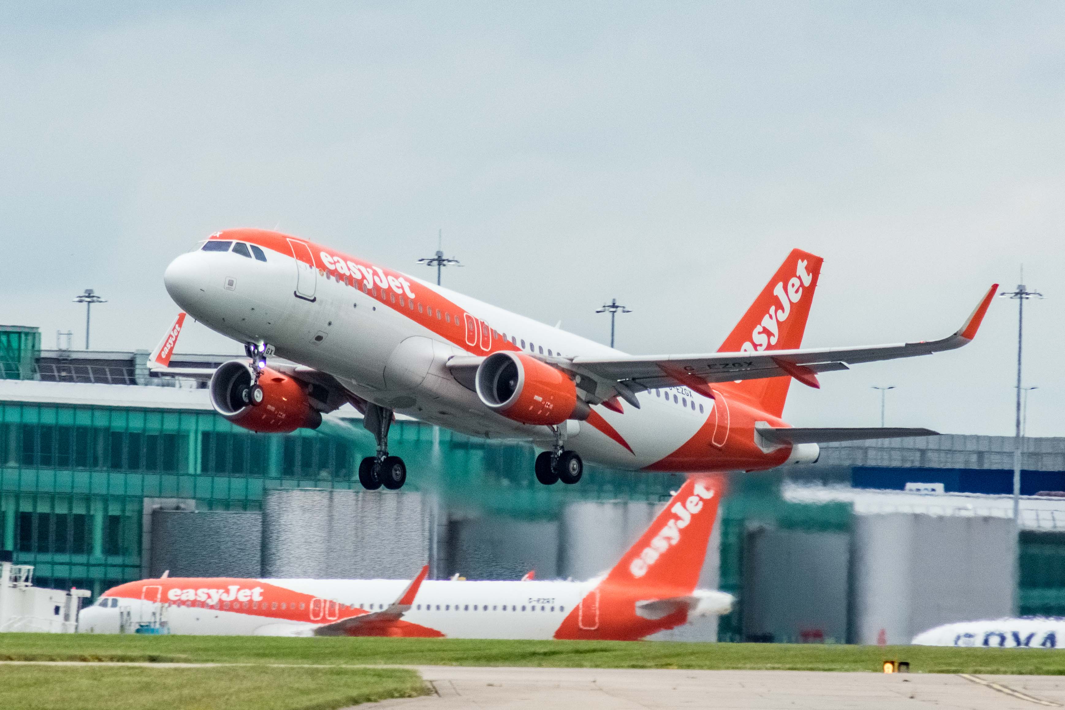 G-EZGX/GEZGX easyJet Airbus A320-214(SL) Photo by AV8 Photos - AVSpotters.com