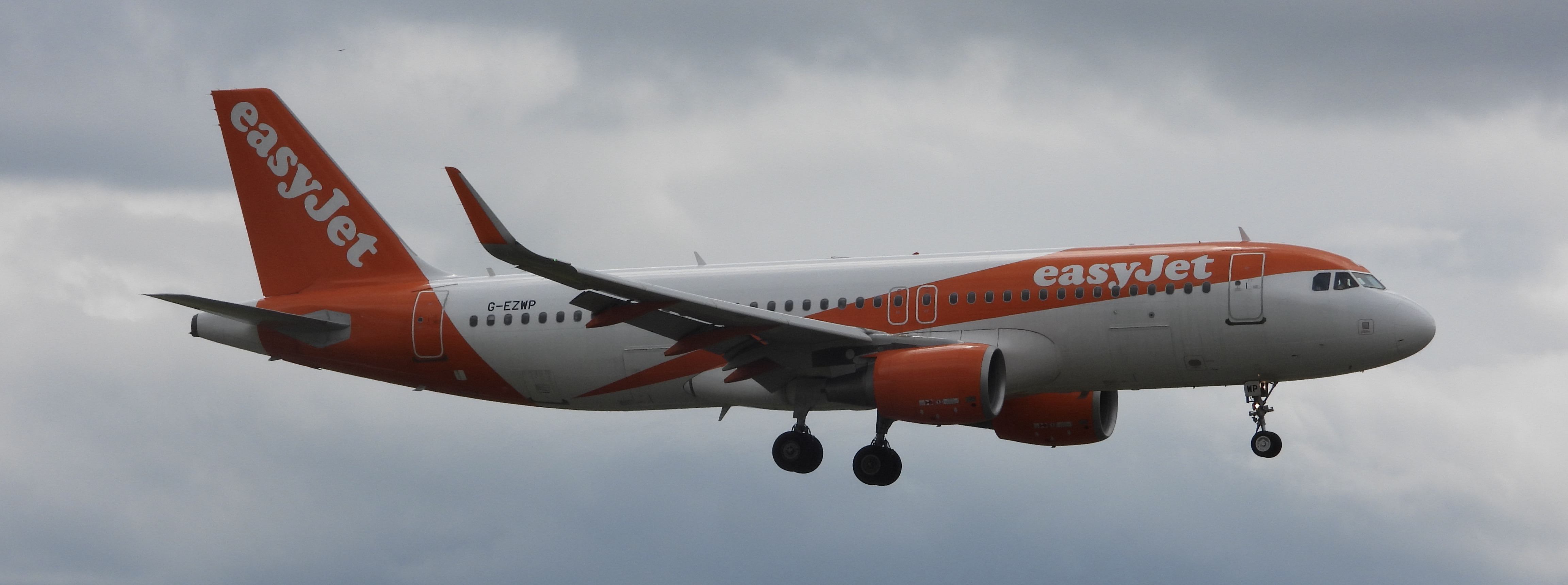 G-EZWP/GEZWP easyJet Airbus A320-214(SL) Photo by Emirates101 - AVSpotters.com