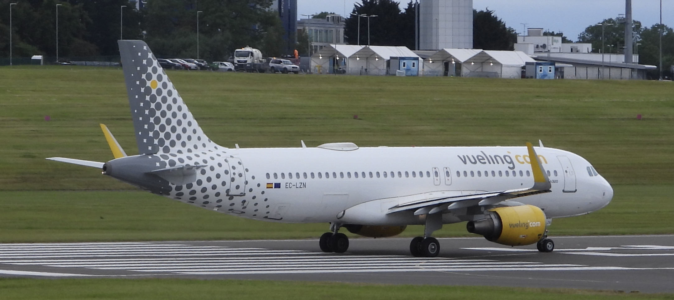 EC-LZN/ECLZN Vueling Airlines Airbus A320-214(SL) Photo by Emirates101 - AVSpotters.com