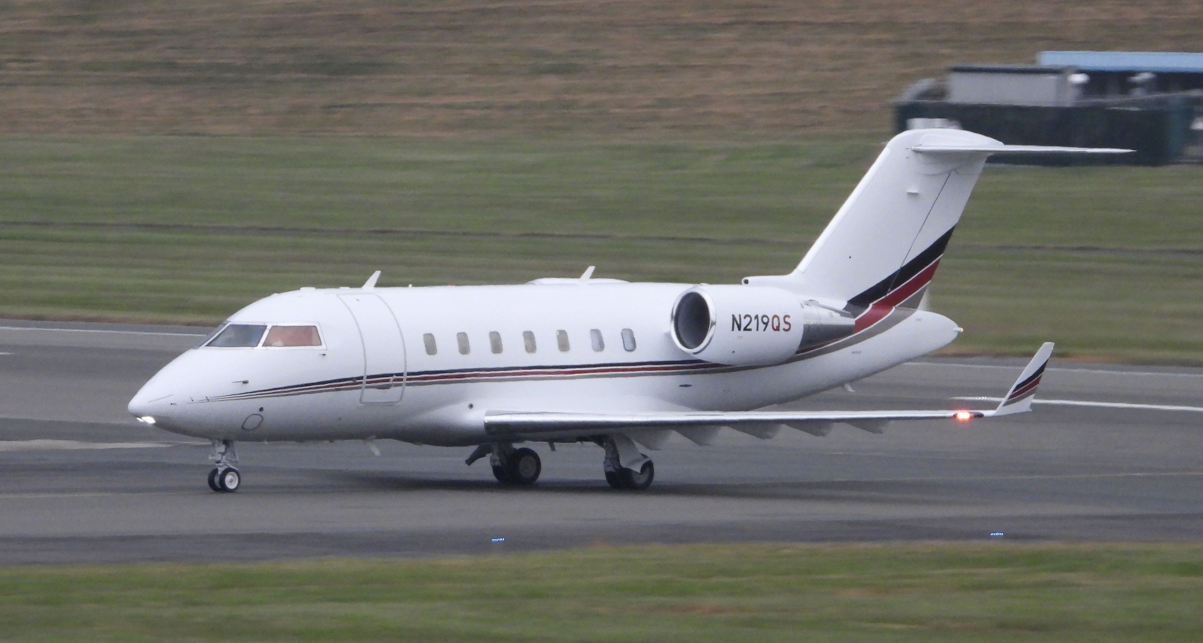 N219QS/N219QS NetJets Bombardier CL-600-2B16 Challenger 650 Photo by Emirates101 - AVSpotters.com