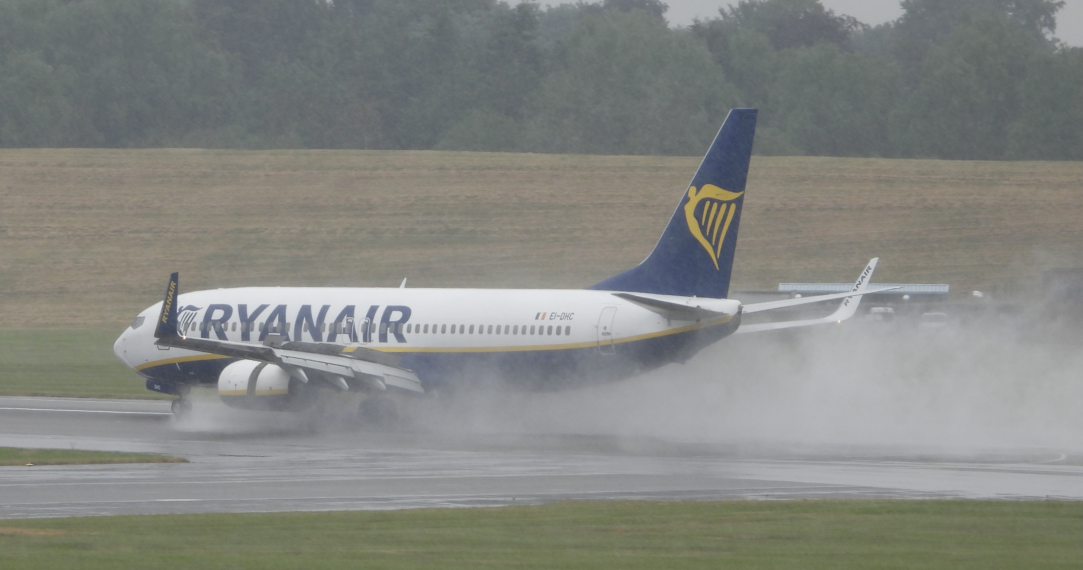 EI-DHC/EIDHC Ryanair Boeing 737-8AS(WL) Photo by Emirates101 - AVSpotters.com