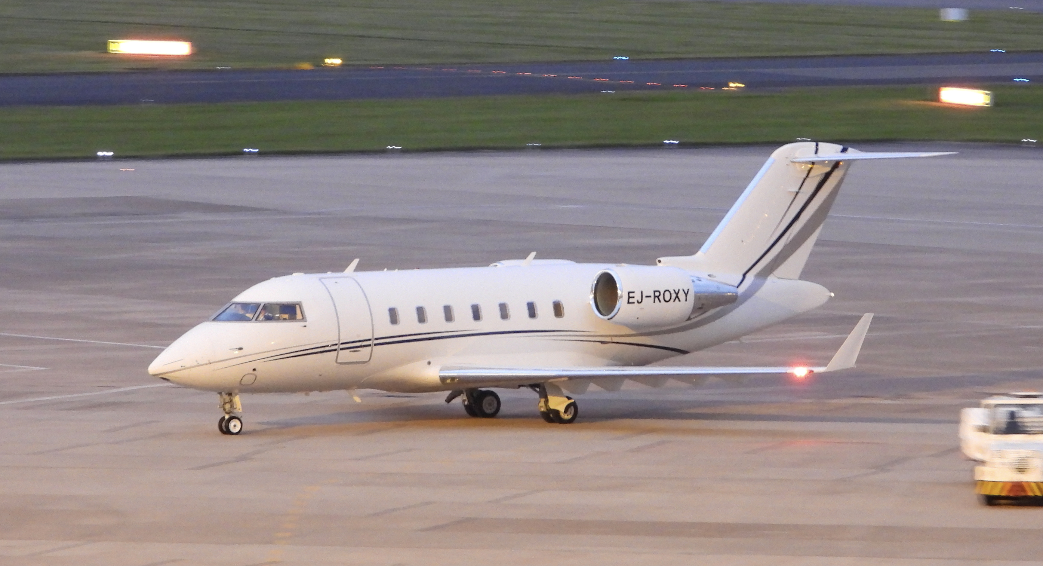 EJ-ROXY/EJROXY Corporate Bombardier CL-600-2B16 Challenger 605 Photo by Emirates101 - AVSpotters.com