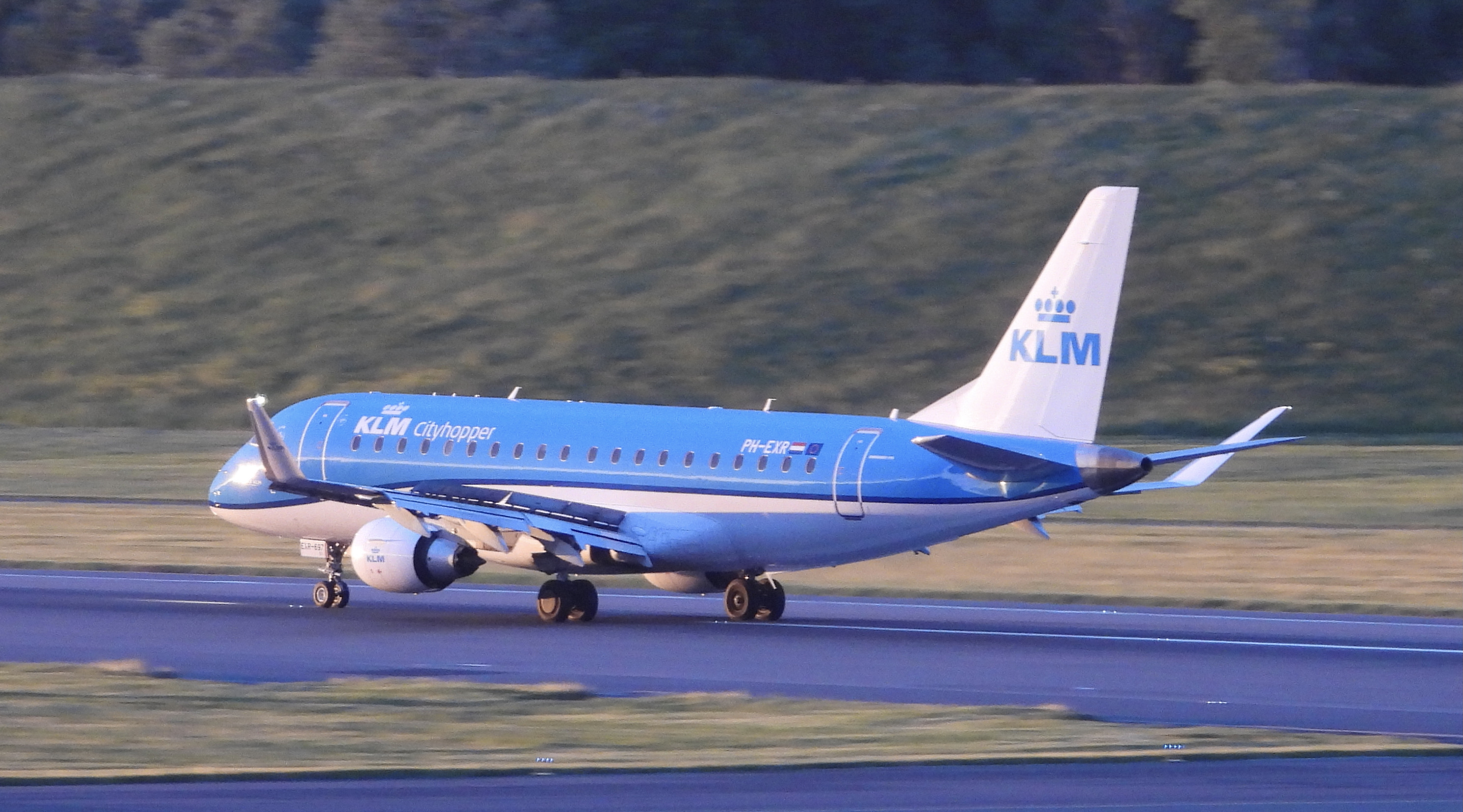 PH-EXR/PHEXR KLM Cityhopper Embraer ERJ-175STD Photo by Emirates101 - AVSpotters.com