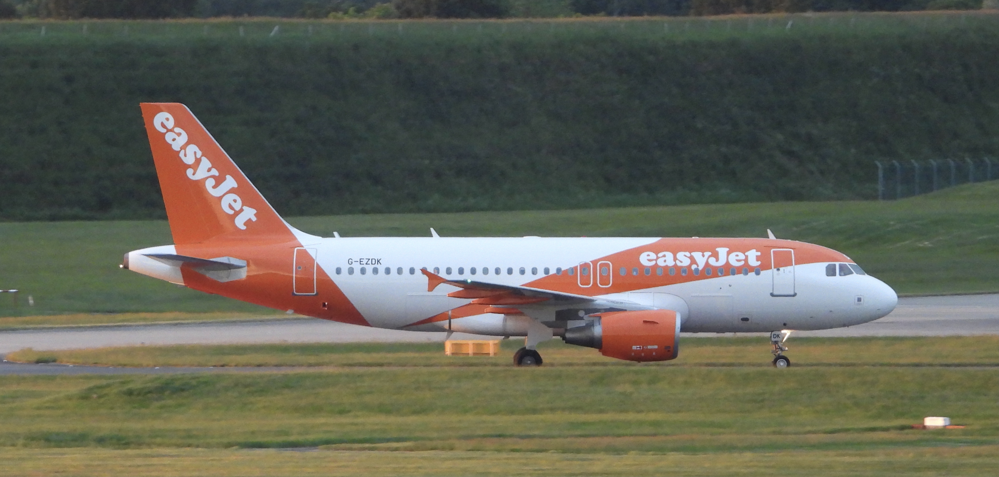 G-EZDK/GEZDK easyJet Airbus A319-111 Photo by Emirates101 - AVSpotters.com