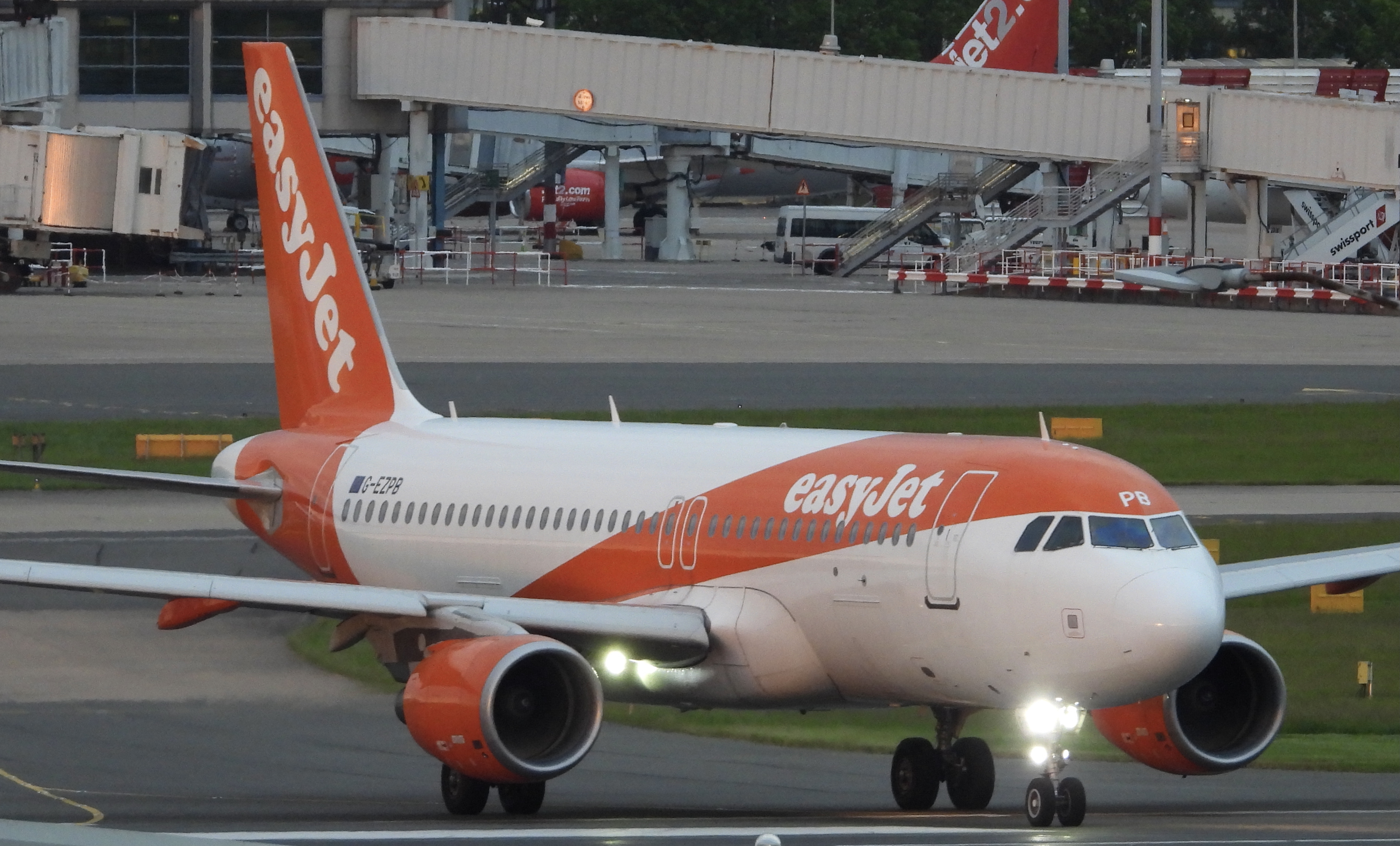 G-EZPB/GEZPB easyJet Airbus A320-214(SL) Photo by Emirates101 - AVSpotters.com