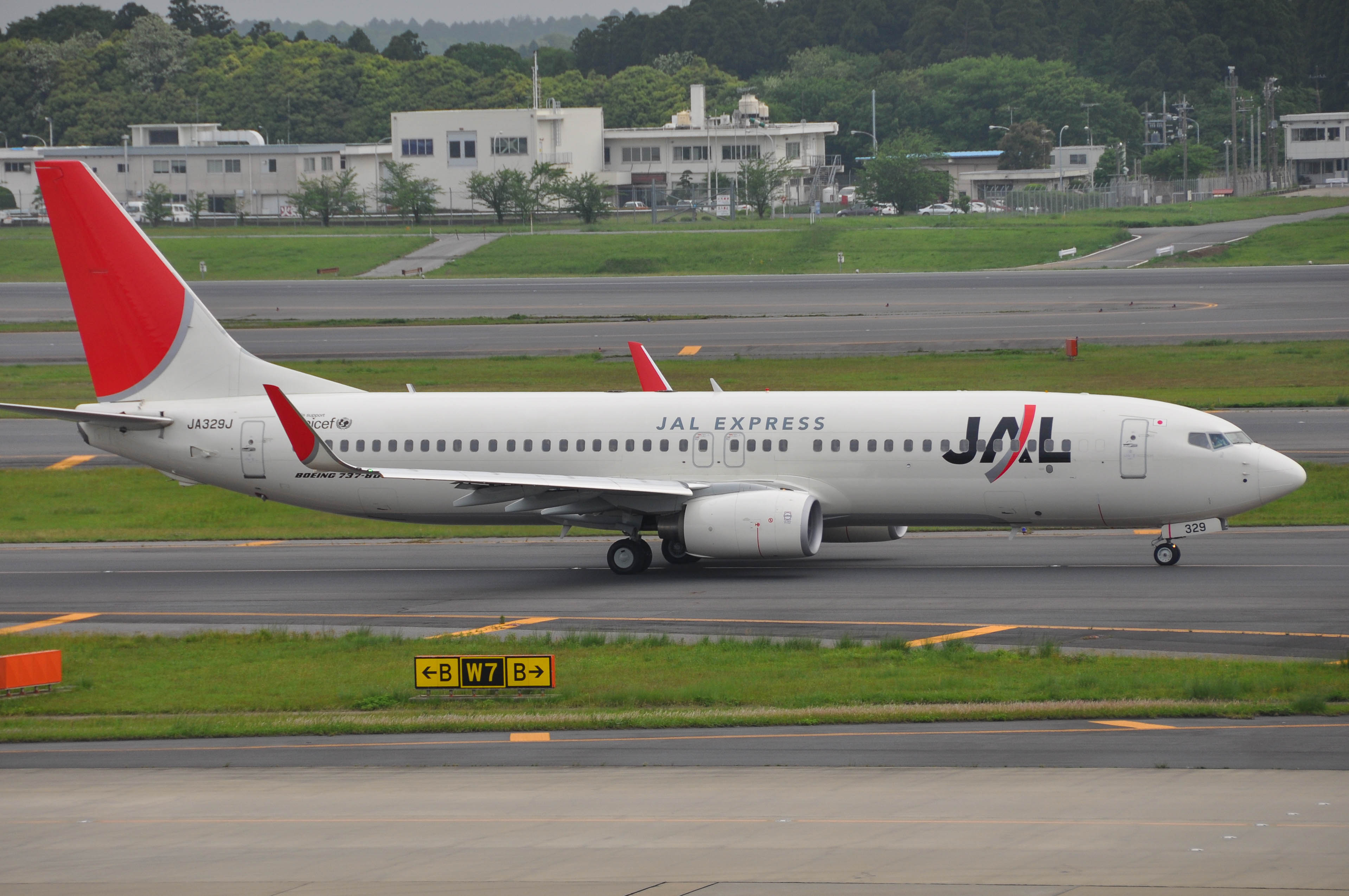 JA329J/JA329J Japan Airlines Boeing 737-846(WL) Photo by colinw - AVSpotters.com