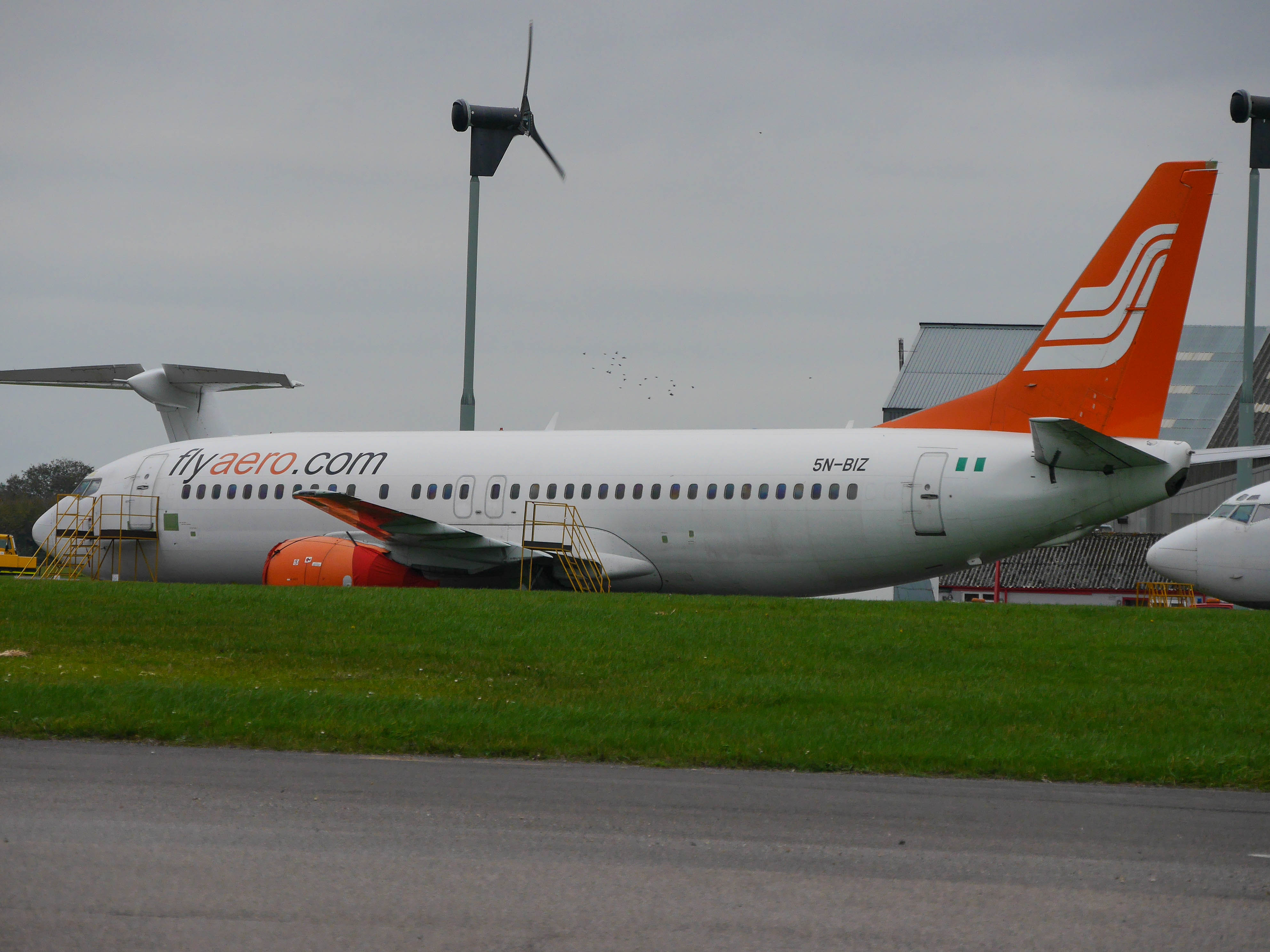 5N-BIZ/5NBIZ Aero Contractors Boeing 737-4B7 Photo by colinw - AVSpotters.com